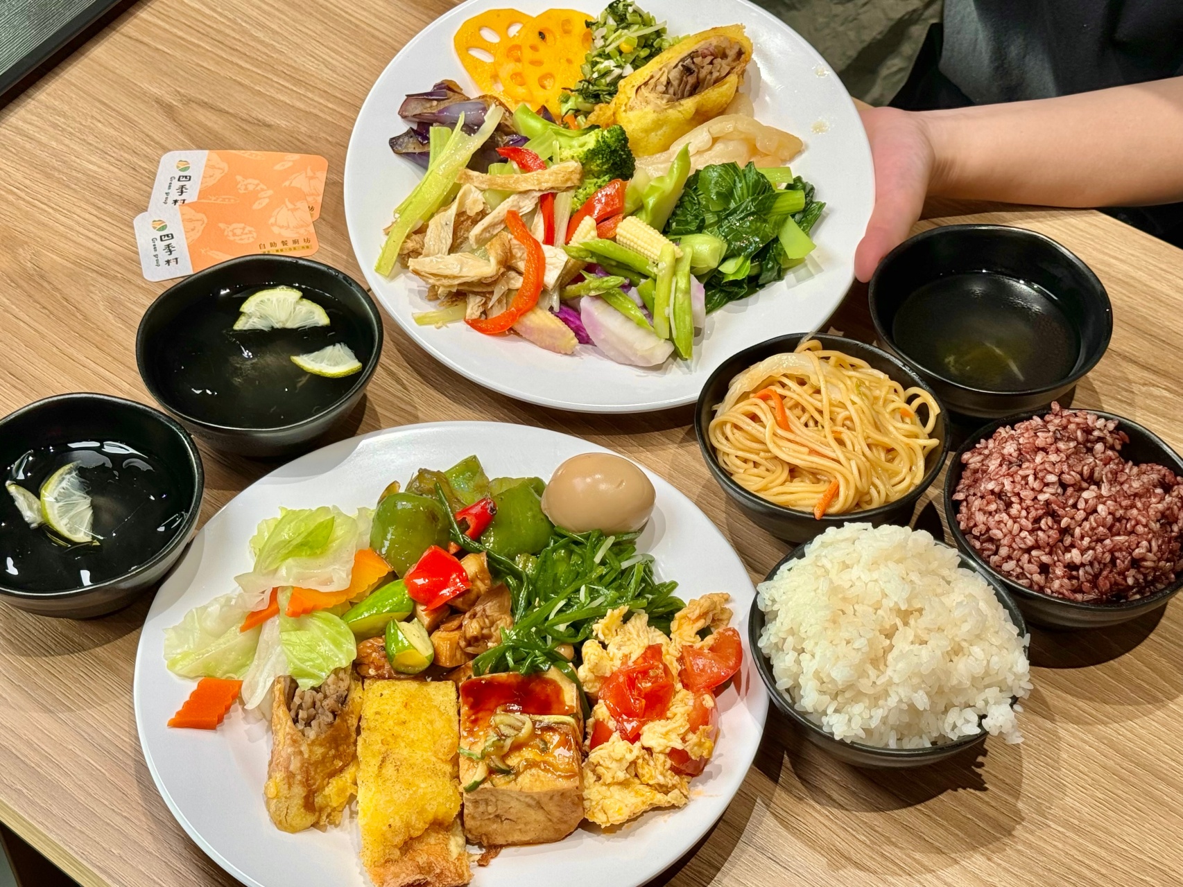 新開幕超爆棚蔬食自助餐『四季村四季村自助餐廚坊 鳳山店』氣派舒適用餐空間，大東文化藝術中心周邊美食推薦 @高雄美食底對