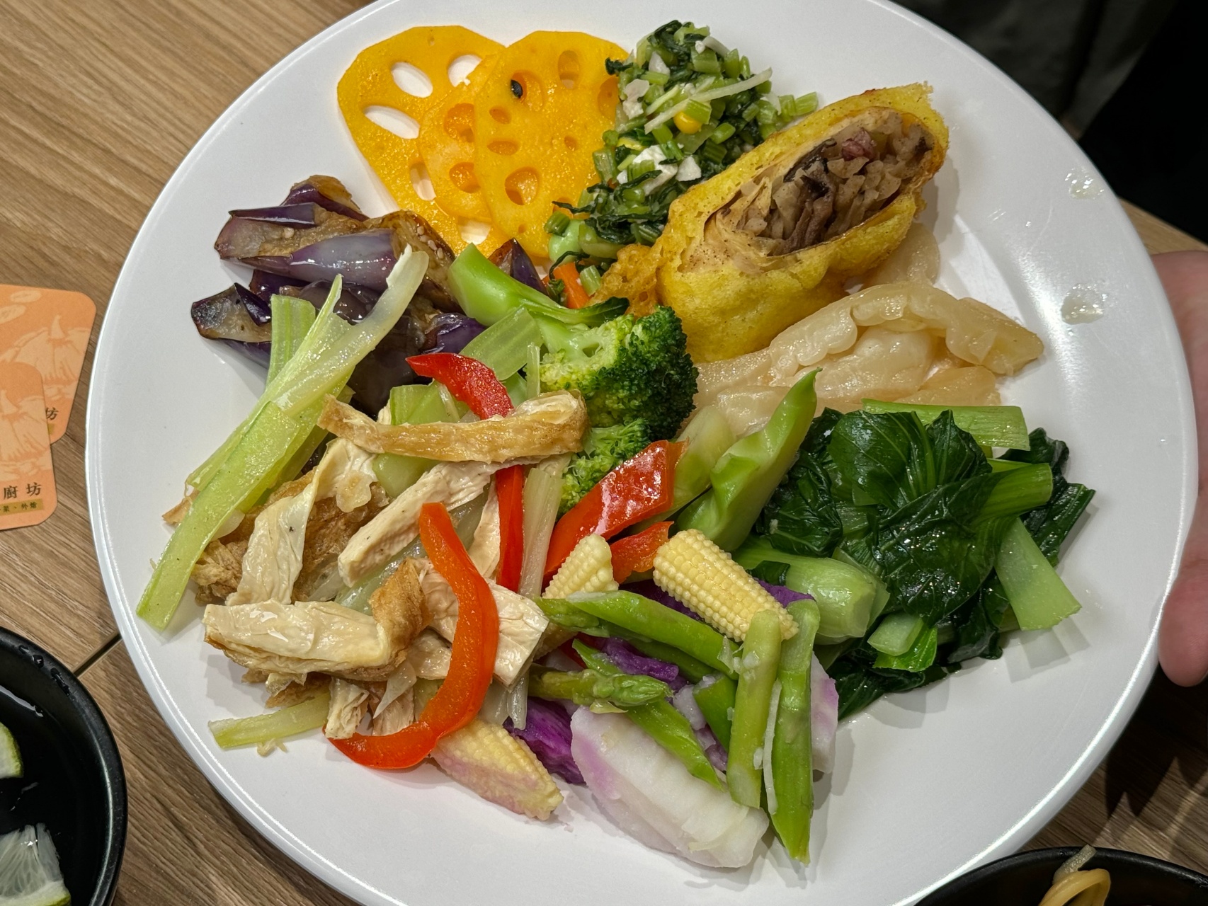 新開幕超爆棚蔬食自助餐『四季村四季村自助餐廚坊 鳳山店』氣派舒適用餐空間，大東文化藝術中心周邊美食推薦 @高雄美食底對