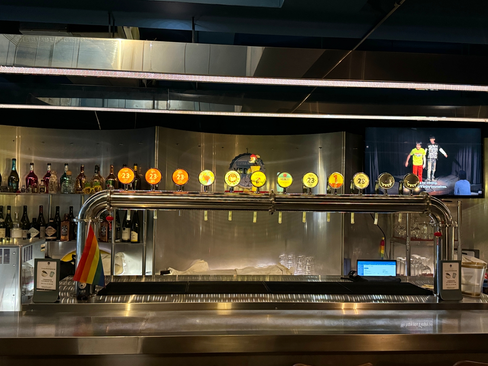 鹽埕區超強餐酒館『鸚鵡螺餐酒館』義大利麵招牌漢堡很厲害！週五脫口秀 壯觀啤酒牆 @高雄美食底對