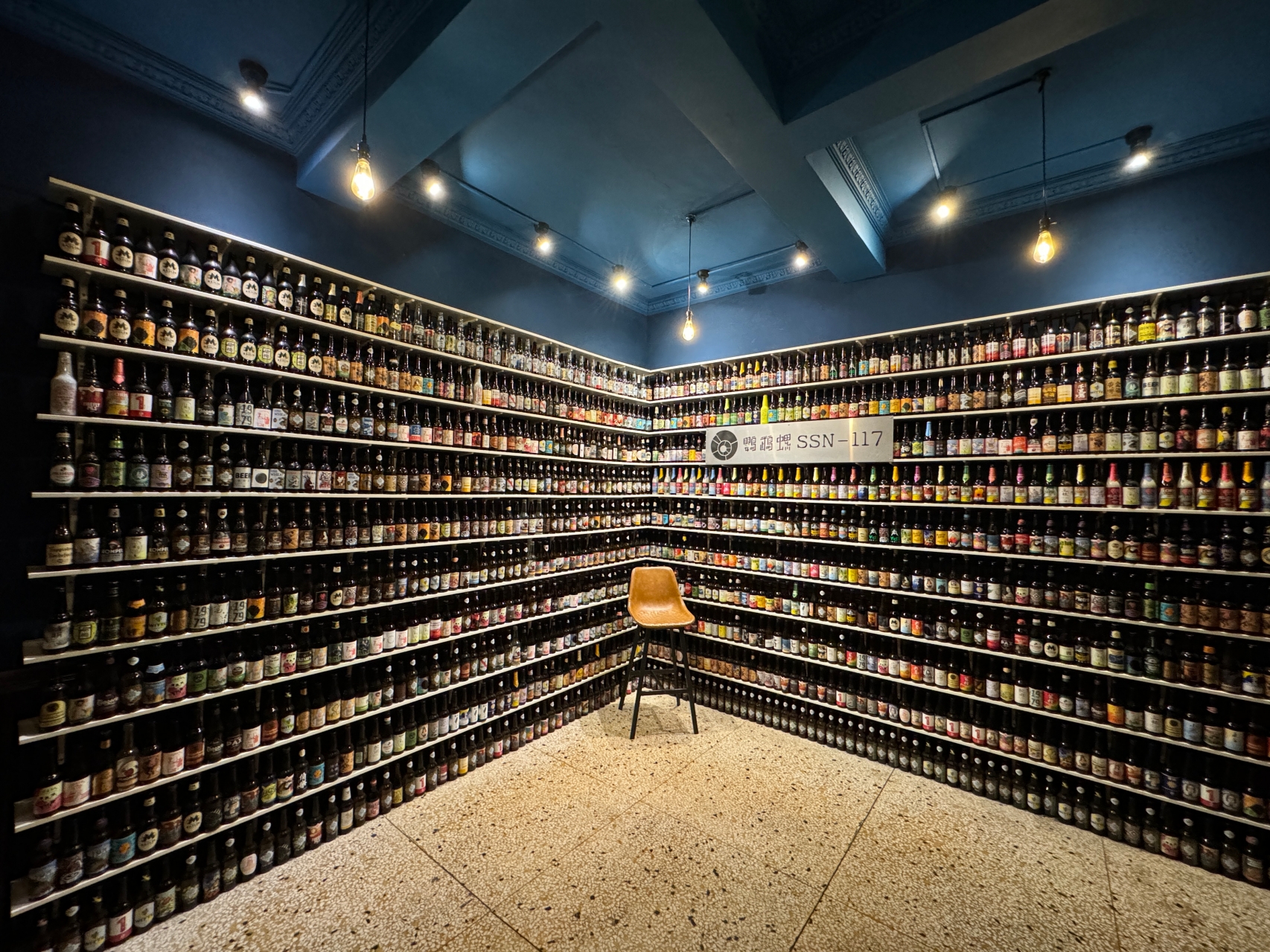 鹽埕區超強餐酒館『鸚鵡螺餐酒館』義大利麵招牌漢堡很厲害！週五脫口秀 壯觀啤酒牆 @高雄美食底對
