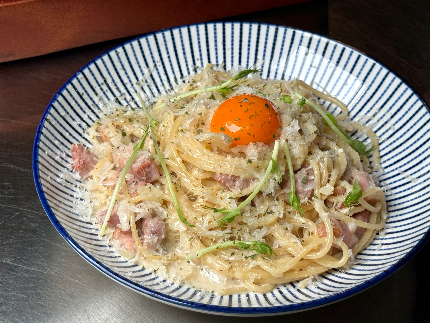 鹽埕區超強餐酒館『鸚鵡螺餐酒館』義大利麵招牌漢堡很厲害！週五脫口秀 壯觀啤酒牆 @高雄美食底對