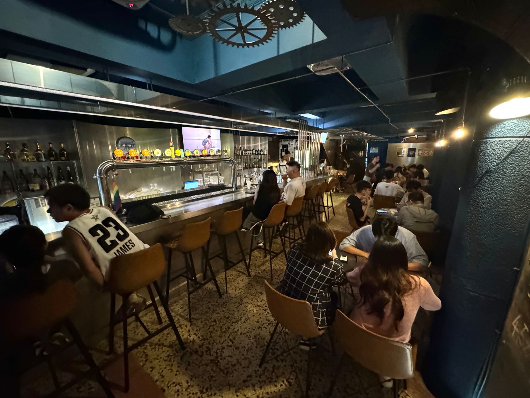 鹽埕區超強餐酒館『鸚鵡螺餐酒館』義大利麵招牌漢堡很厲害！週五脫口秀 壯觀啤酒牆 @高雄美食底對