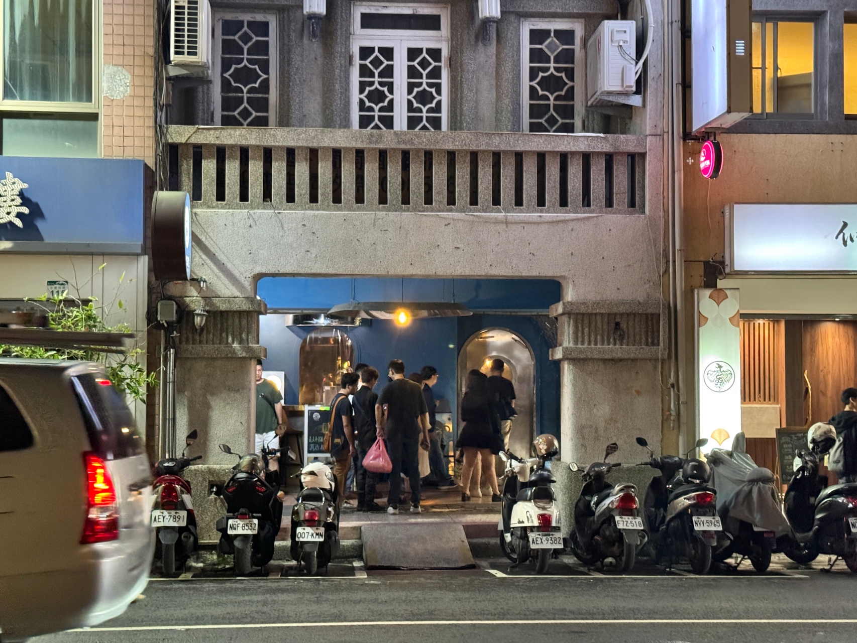 鹽埕區超強餐酒館『鸚鵡螺餐酒館』義大利麵招牌漢堡很厲害！週五脫口秀 壯觀啤酒牆 @高雄美食底對