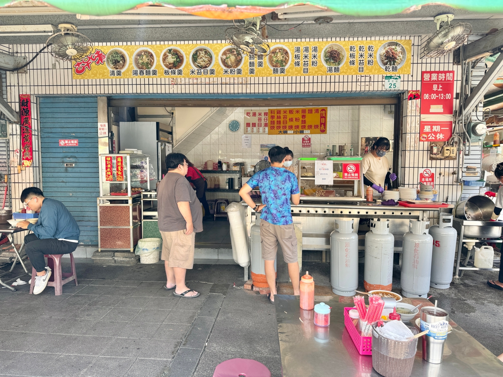 前鎮草衙『無名肉羹麵』 科學麵羹超好吃！天氣再熱一樣人潮滿滿 @高雄美食底對