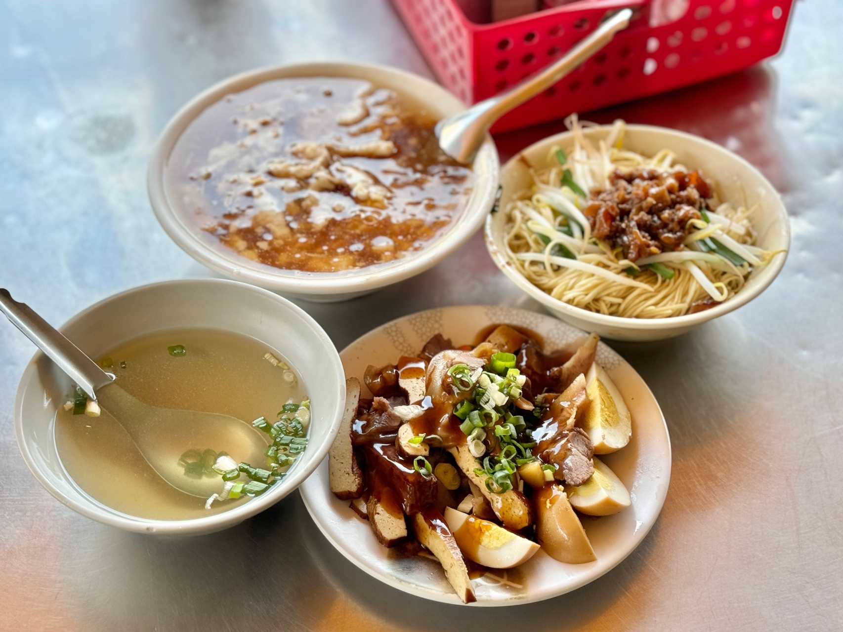 前鎮草衙『無名肉羹麵』 科學麵羹超好吃！天氣再熱一樣人潮滿滿 @高雄美食底對