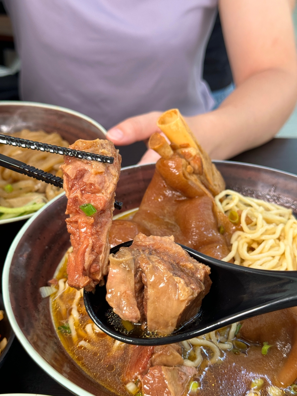 （有菜單）高雄前鎮必吃酸辣粉『御麵館』內用有冷氣！豬腳麵也超好吃～ @高雄美食底對