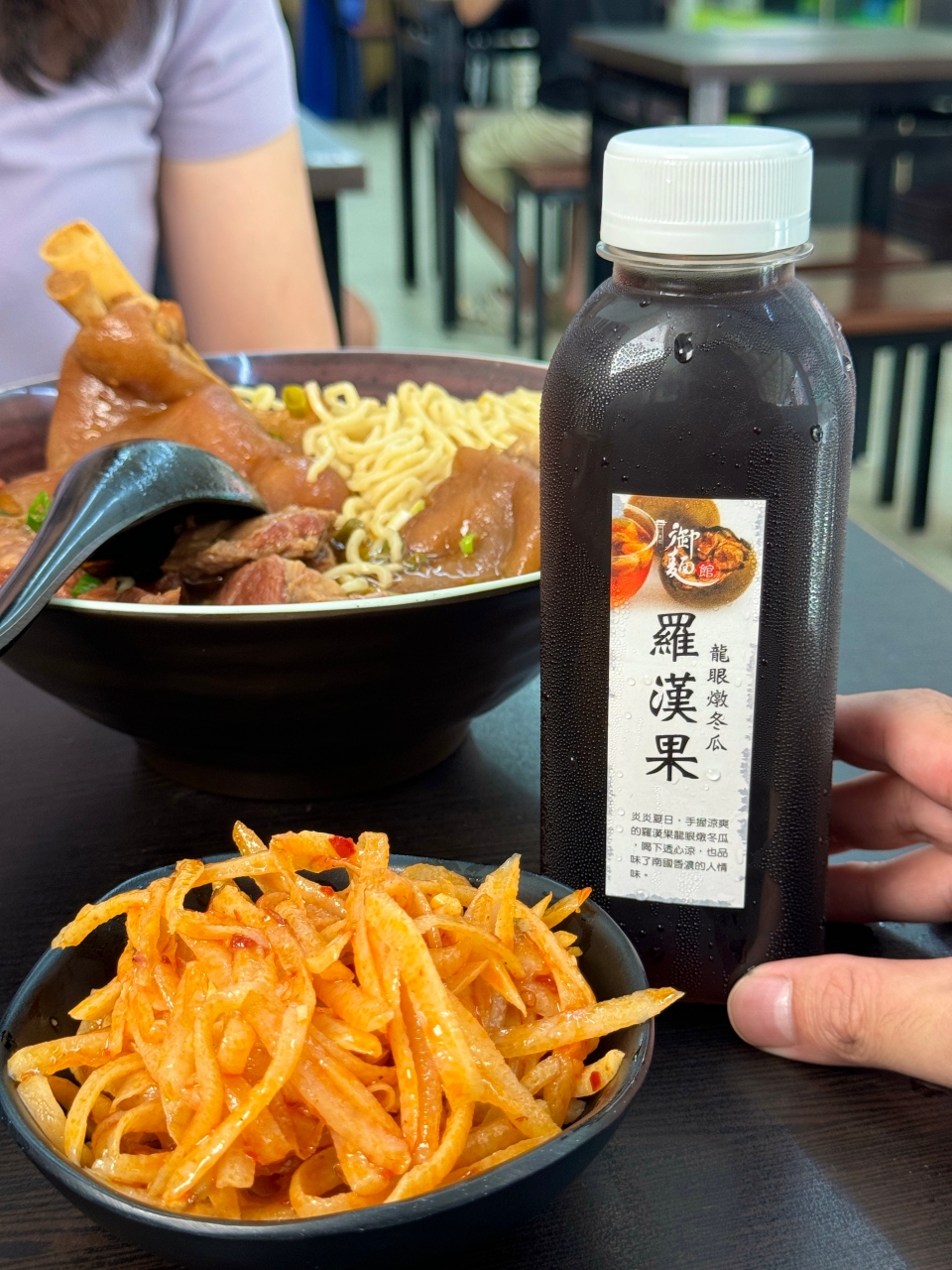 （有菜單）高雄前鎮必吃酸辣粉『御麵館』內用有冷氣！豬腳麵也超好吃～ @高雄美食底對