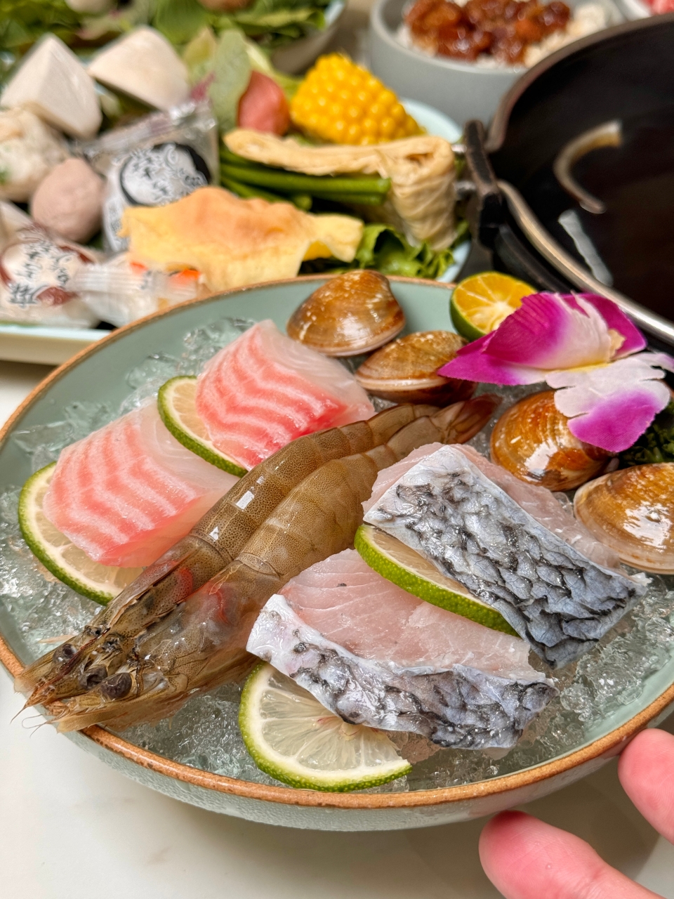 （有菜單）高雄最強的火鍋自助菜吧『臻馨鍋物』高雄美術館周圍，營業到凌晨一點宵夜時段吃火鍋好選擇 @高雄美食底對