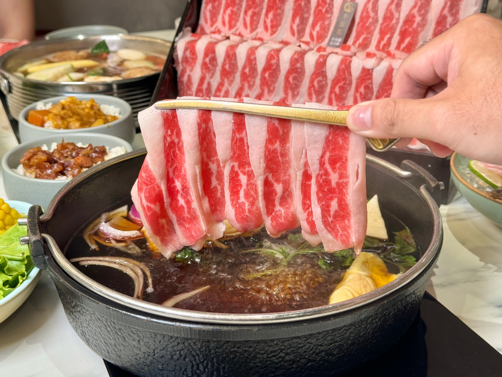 （有菜單）高雄最強的火鍋自助菜吧『臻馨鍋物』高雄美術館周圍，營業到凌晨一點宵夜時段吃火鍋好選擇 @高雄美食底對