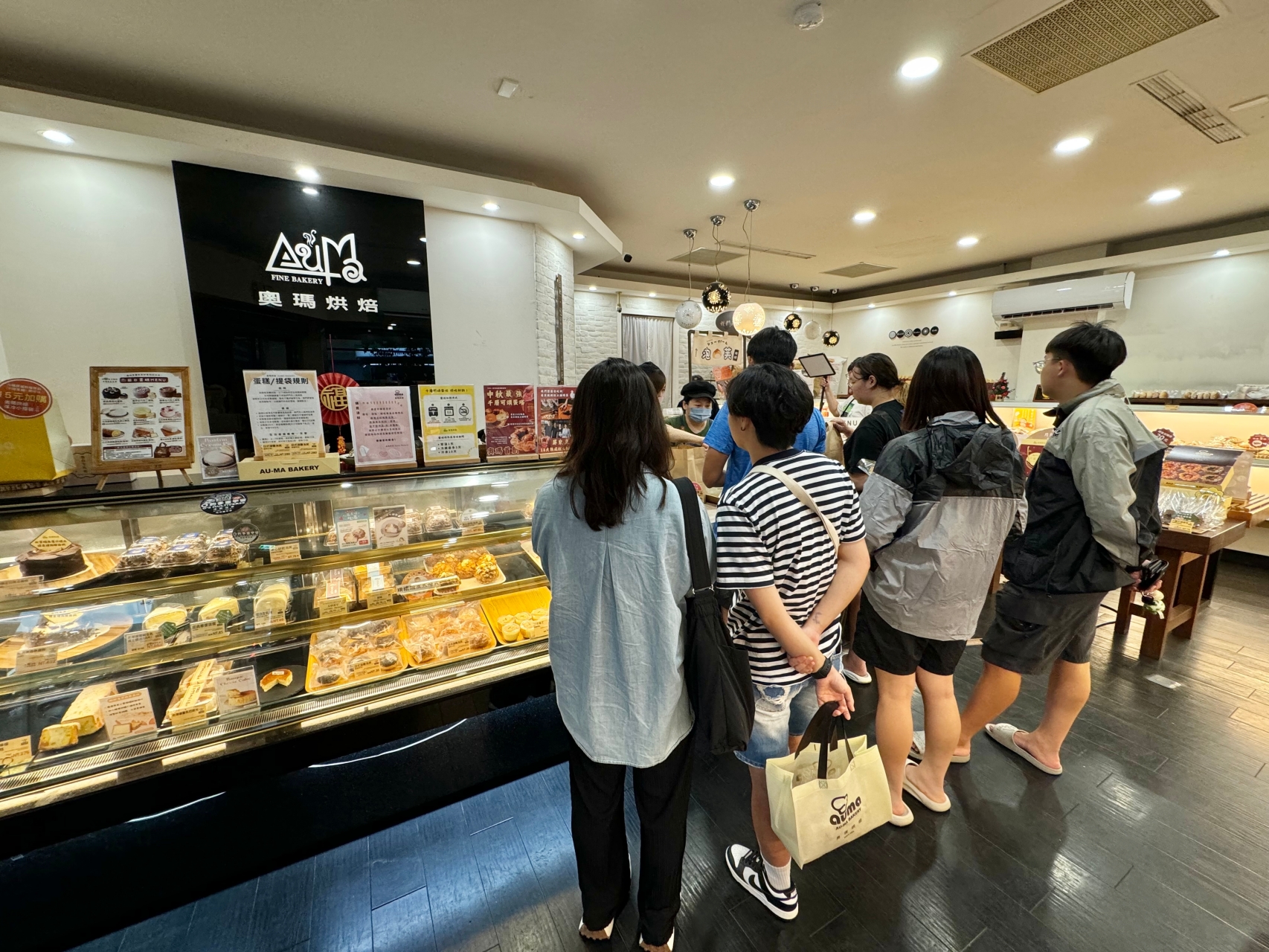 超狂現擠高雄脆皮泡芙「奧瑪烘焙」這次太強了！台東紅烏龍餅乾泡芙、千層可頌蛋塔 @高雄美食底對