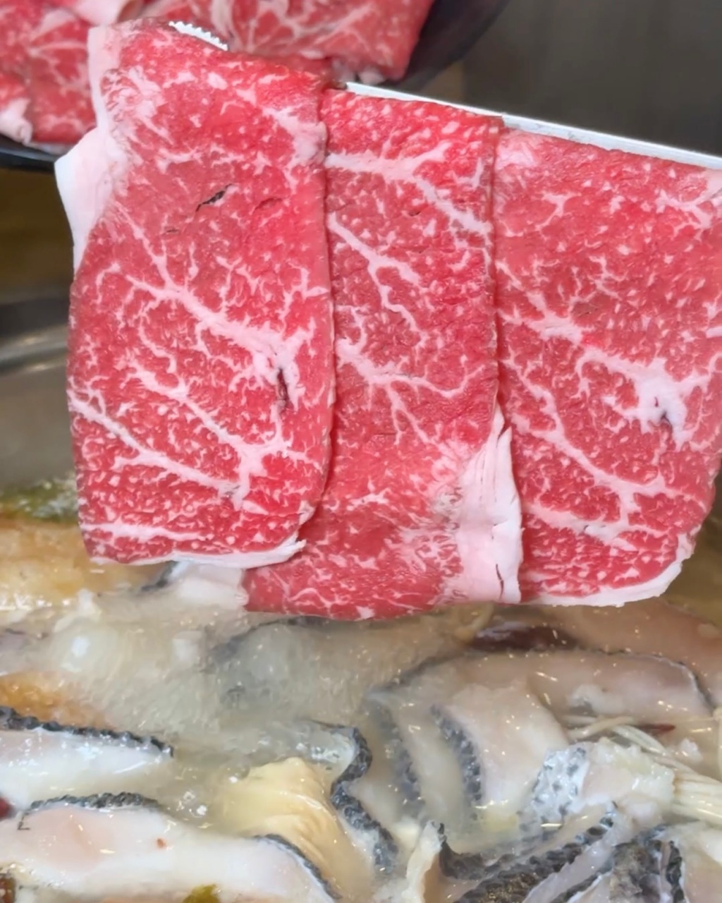 （有吃到飽菜單）高雄酸菜魚火鍋吃到飽『聞雞起爐』黑毛和牛、海鮮、啤酒通通吃到飽，單點等級的烏鱧魚直接吃到飽～ @高雄美食底對