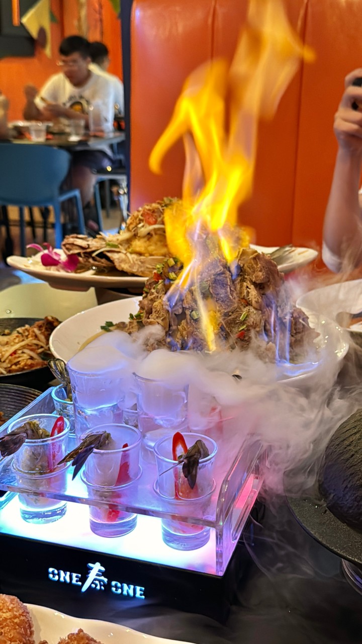高雄最頂泰式料理『one泰one（萬泰萬泰式餐廳）』火山排骨大噴發、酸辣生蝦必吃，包廂空間聚餐 宵夜時段也能吃泰菜 @高雄美食底對