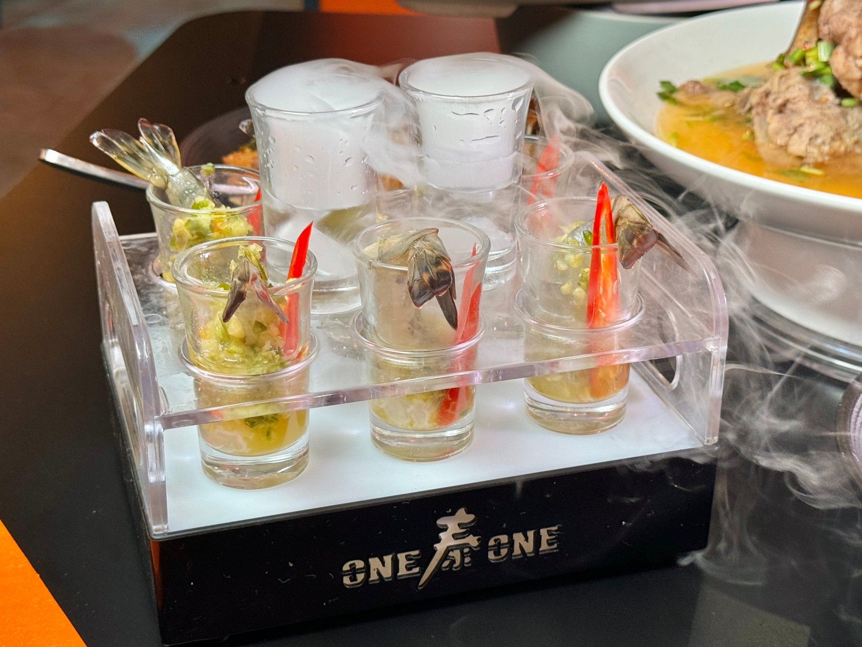 高雄最頂泰式料理『one泰one（萬泰萬泰式餐廳）』火山排骨大噴發、酸辣生蝦必吃，包廂空間聚餐 宵夜時段也能吃泰菜 @高雄美食底對