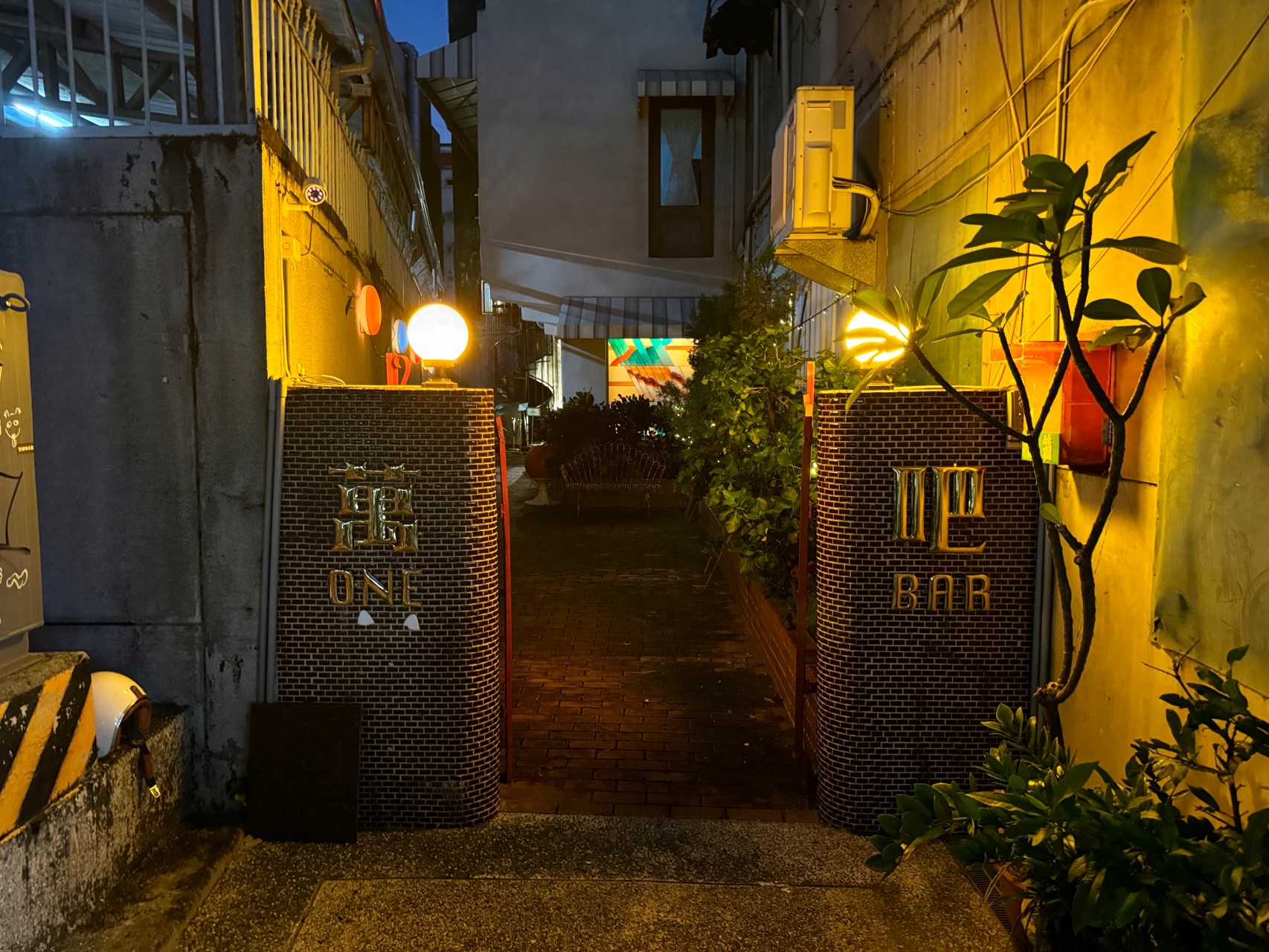 高雄鍋燒強店『萬鍋燒』宵夜鍋燒意麵必吃！蝦子、蛤蠣都無敵新鮮 ，暫時移至 『萬.吧 ONE.Bar』營業 @高雄美食底對