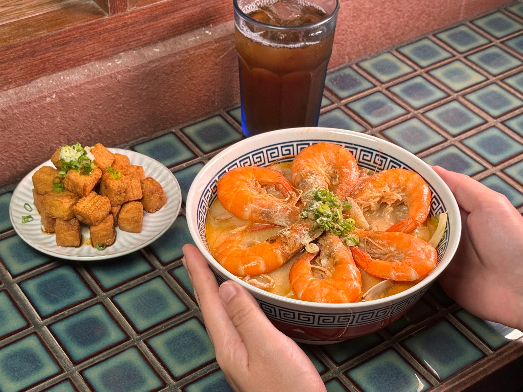 高雄鍋燒強店『萬鍋燒』宵夜鍋燒意麵必吃！蝦子、蛤蠣都無敵新鮮 ，暫時移至 『萬.吧 ONE.Bar』營業 @高雄美食底對