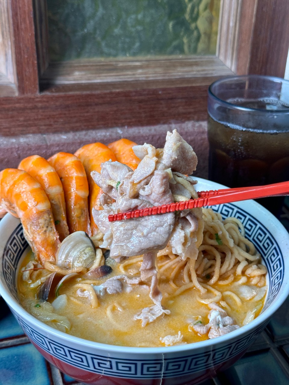 高雄鍋燒強店『萬鍋燒』宵夜鍋燒意麵必吃！蝦子、蛤蠣都無敵新鮮 ，暫時移至 『萬.吧 ONE.Bar』營業 @高雄美食底對