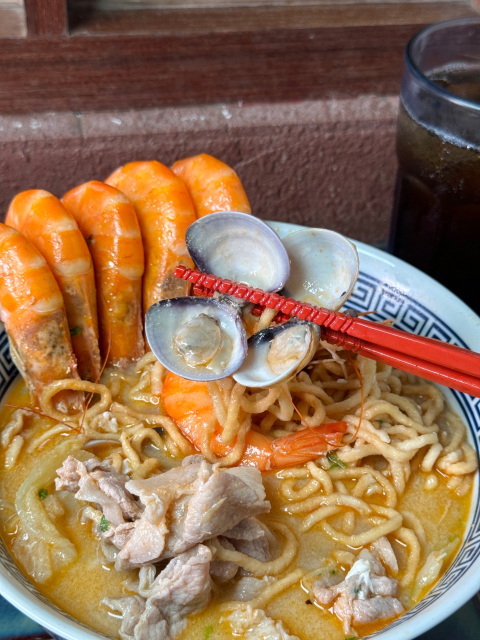 高雄鍋燒強店『萬鍋燒』宵夜鍋燒意麵必吃！蝦子、蛤蠣都無敵新鮮 ，暫時移至 『萬.吧 ONE.Bar』營業 @高雄美食底對