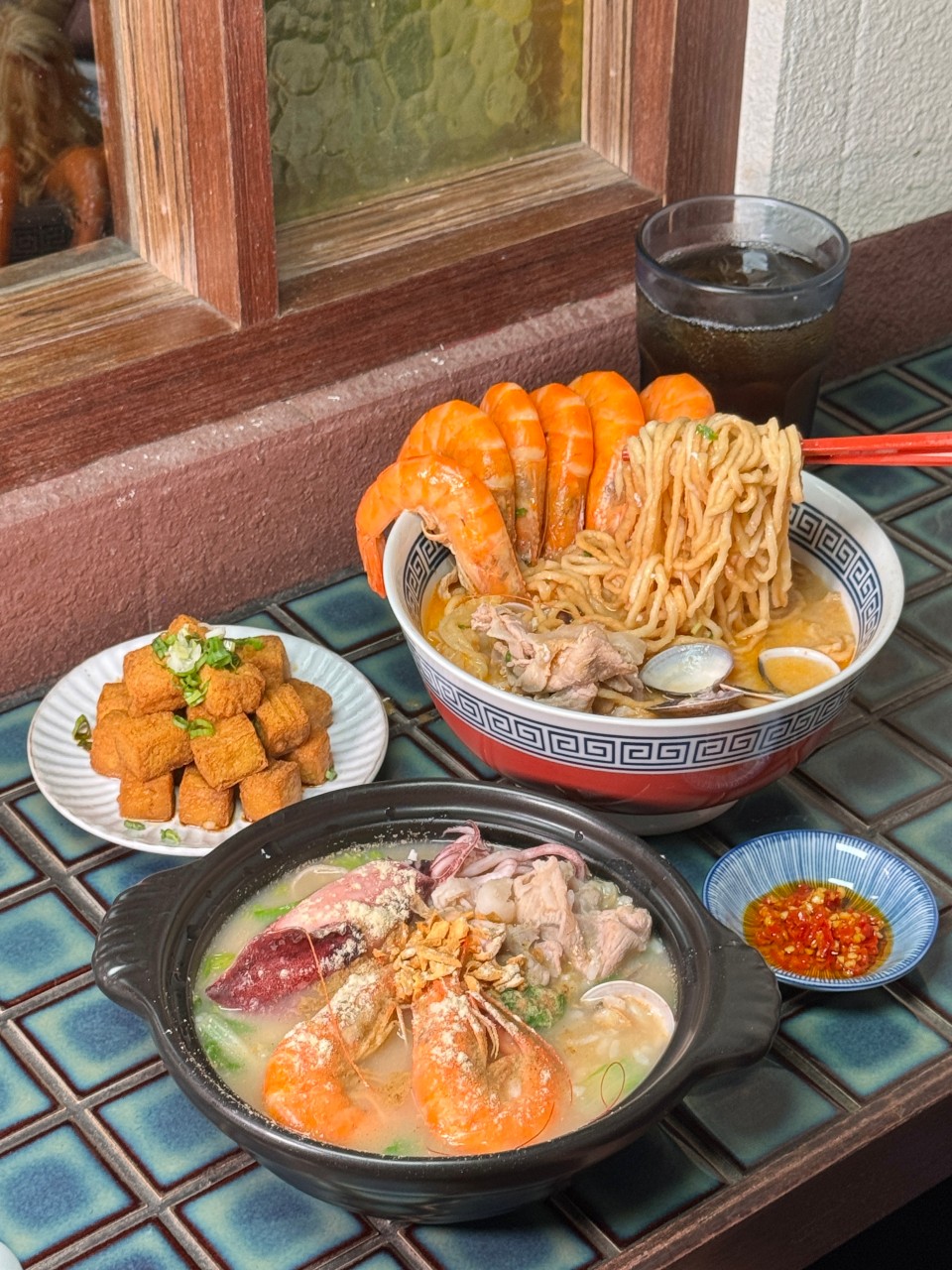 高雄鍋燒強店『萬鍋燒』宵夜鍋燒意麵必吃！蝦子、蛤蠣都無敵新鮮 ，暫時移至 『萬.吧 ONE.Bar』營業 @高雄美食底對