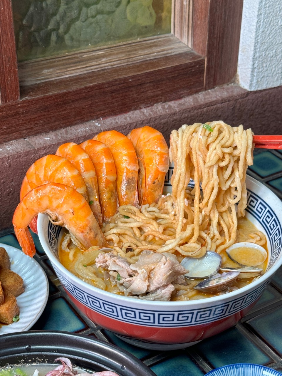 高雄鍋燒強店『萬鍋燒』宵夜鍋燒意麵必吃！蝦子、蛤蠣都無敵新鮮 ，暫時移至 『萬.吧 ONE.Bar』營業 @高雄美食底對