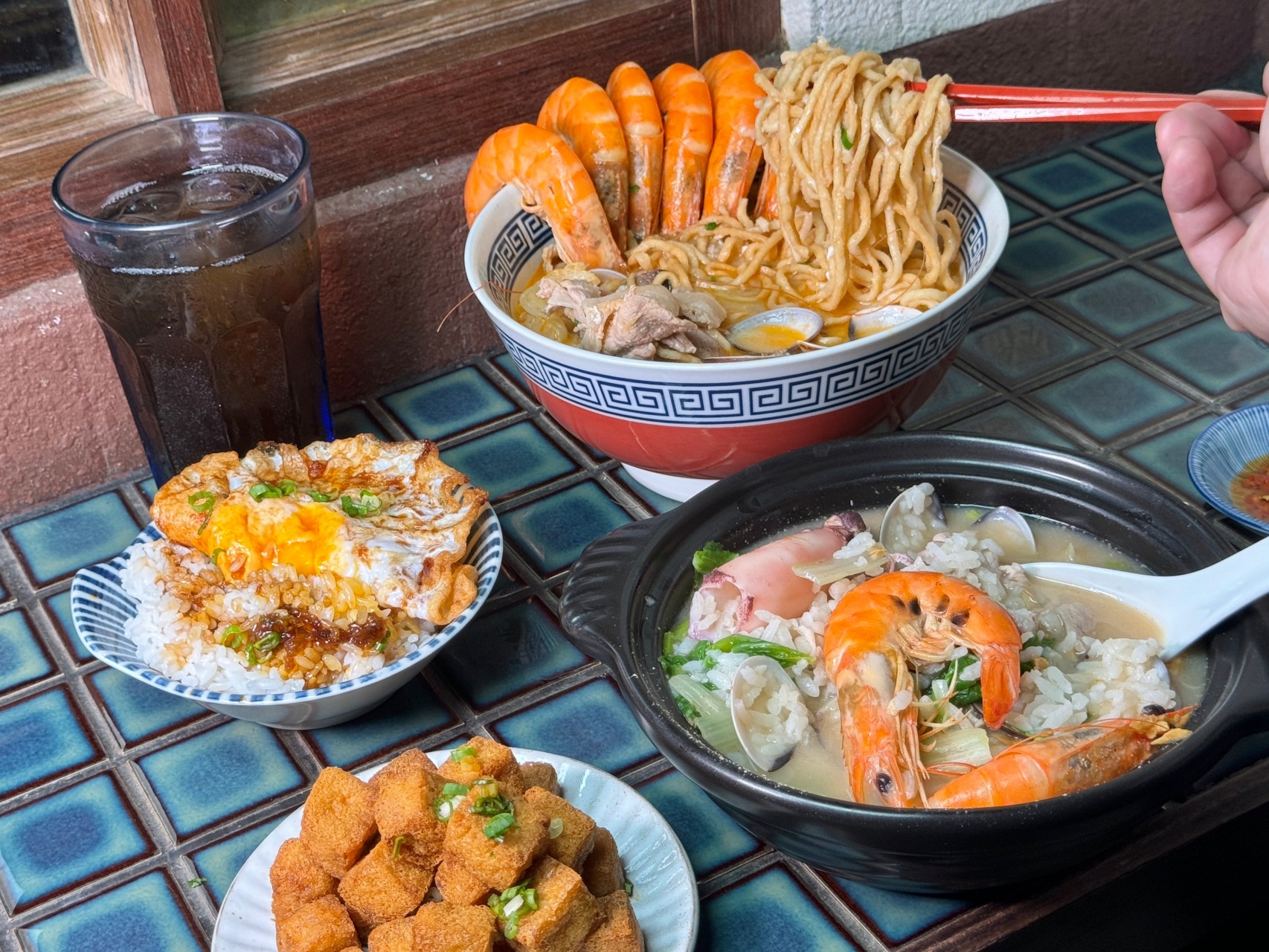 高雄鍋燒強店『萬鍋燒』宵夜鍋燒意麵必吃！蝦子、蛤蠣都無敵新鮮 ，暫時移至 『萬.吧 ONE.Bar』營業 @高雄美食底對