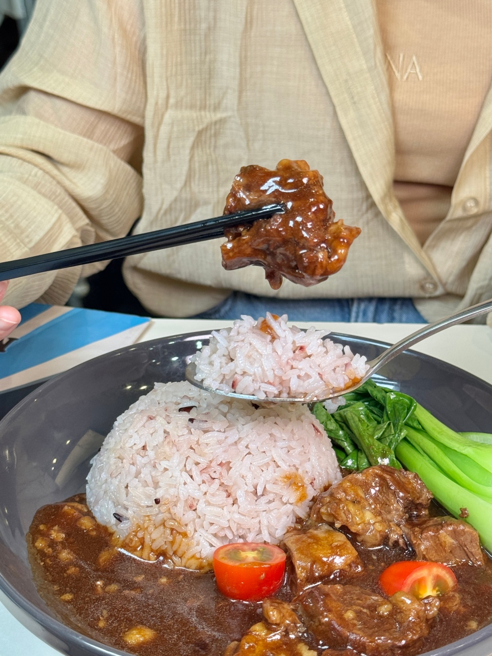 高雄最愛港式餐廳『翠王香港茶餐廳』火雲掌銷魂叉燒重現江湖了！還有飛天漂浮廣炒麵 @高雄美食底對