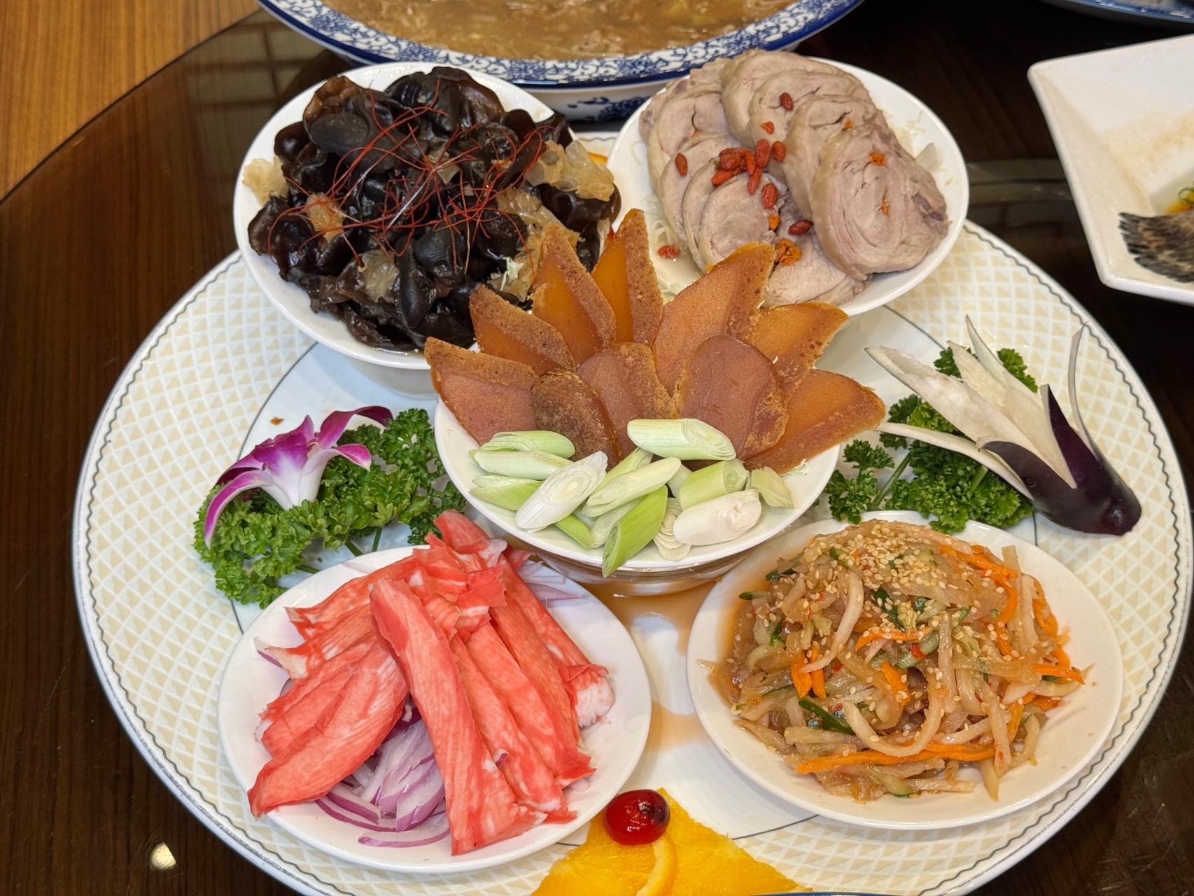 2025高雄外帶年菜 富苑喜宴會館『2025外帶年菜』老饕已經敲碗搶預購了！七道菜全部開蓋就能直接開吃 @高雄美食底對