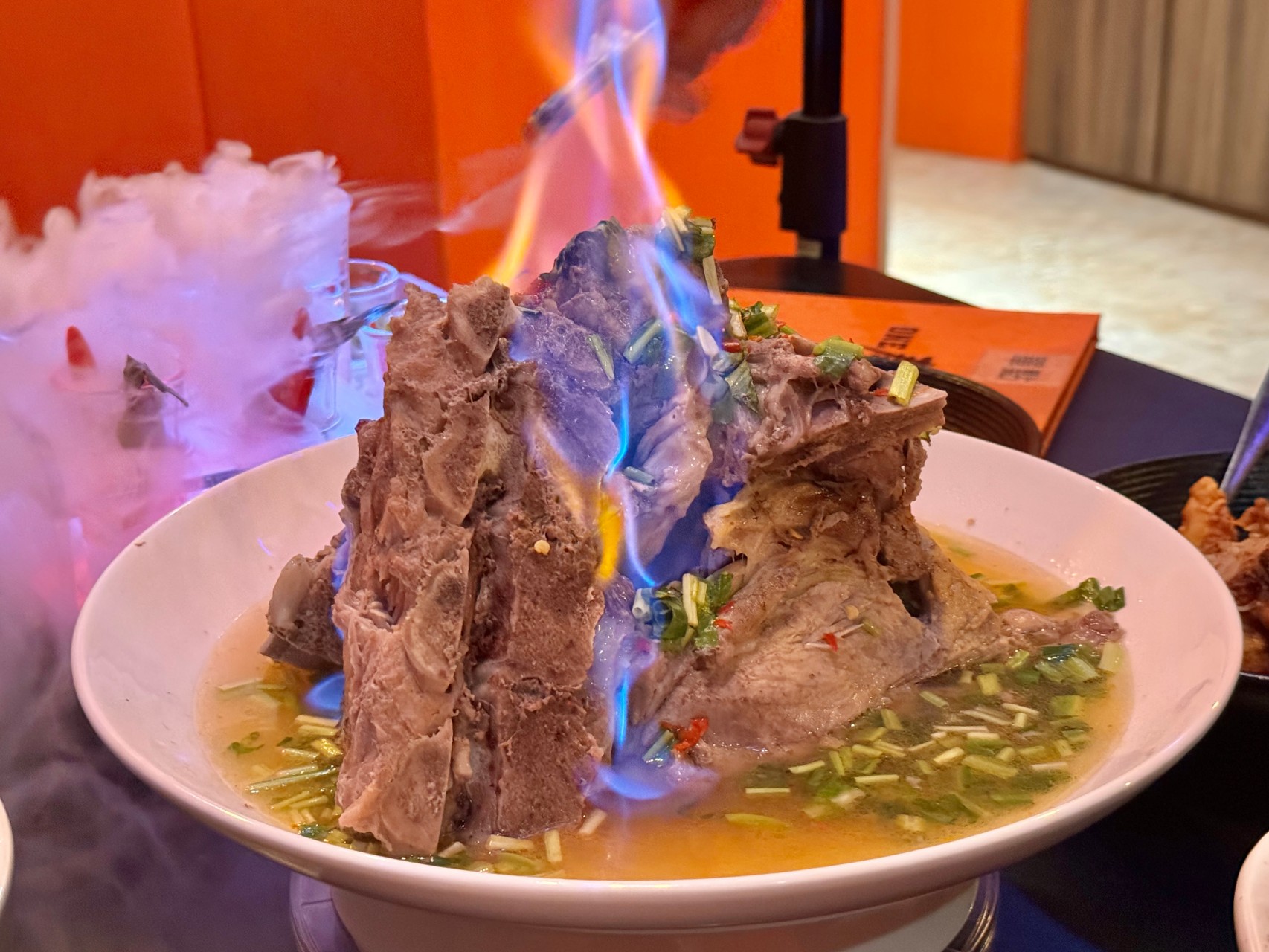 高雄最頂泰式料理『one泰one（萬泰萬泰式餐廳）』火山排骨大噴發、酸辣生蝦必吃，包廂空間聚餐 宵夜時段也能吃泰菜 @高雄美食底對