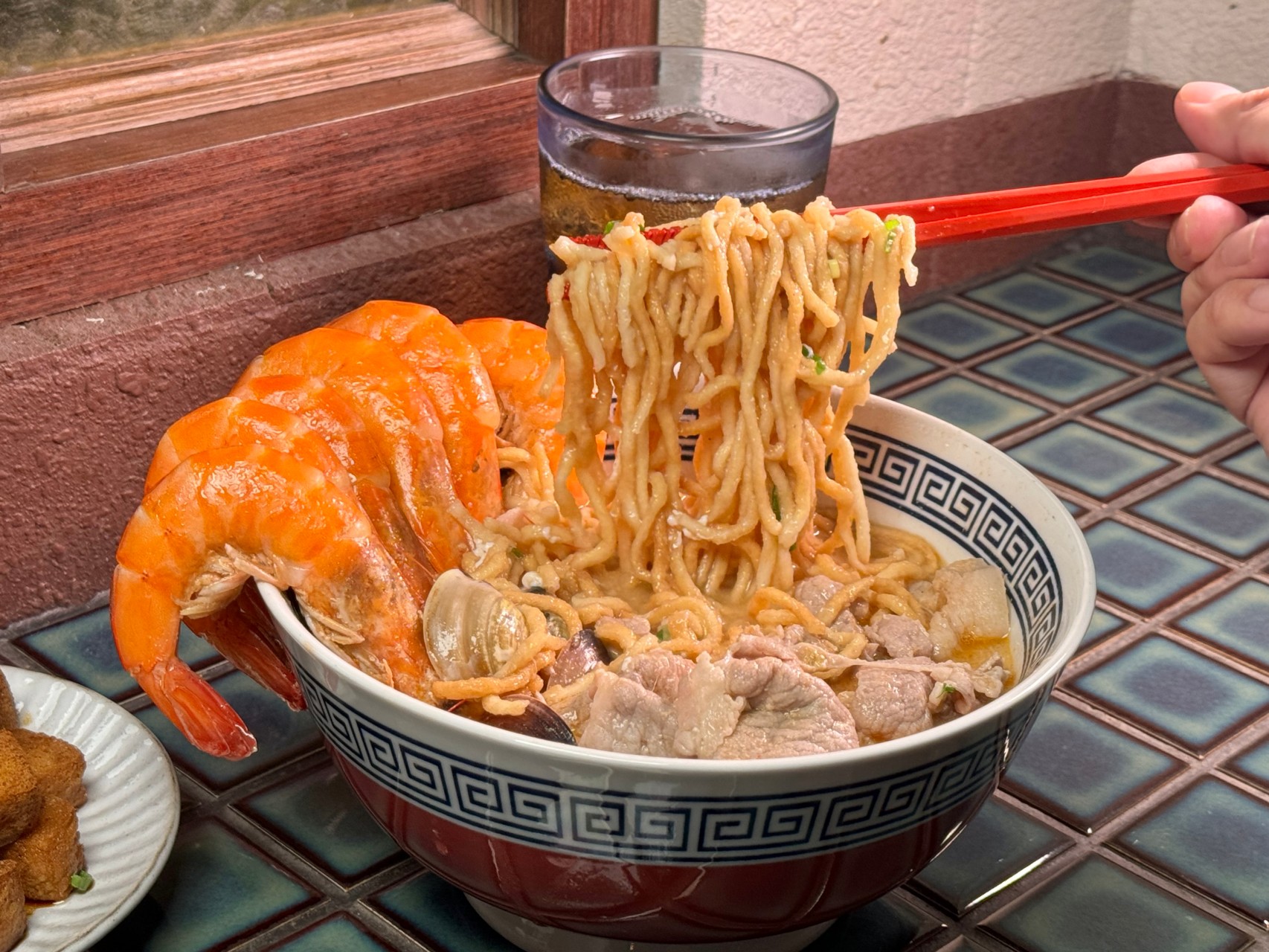 高雄鍋燒強店『萬鍋燒』宵夜鍋燒意麵必吃！蝦子、蛤蠣都無敵新鮮 ，暫時移至 『萬.吧 ONE.Bar』營業 @高雄美食底對
