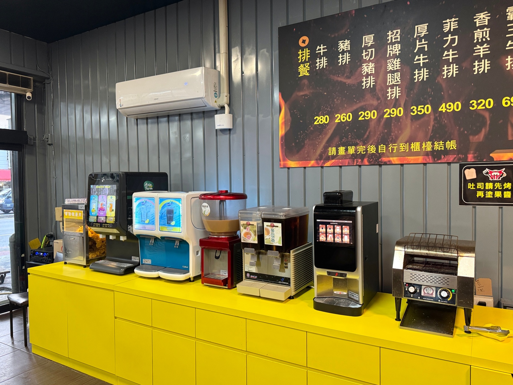 楠梓超狂平價牛排吃到飽『牛鼎鑫牛排』自助區就是一攤無敵鹹酥雞攤 @高雄美食底對