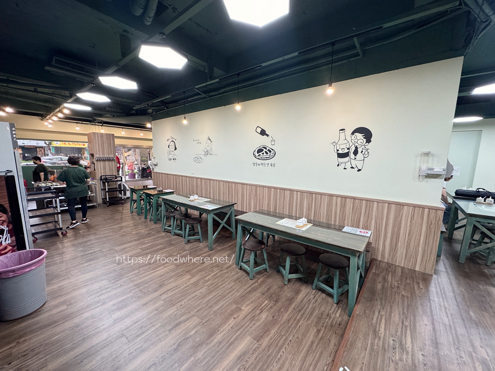 （2025最新菜單）高雄豬肉湯飯『小月 釜山豬肉湯飯』五福旗艦店！大骨湯泡飯、辣炒年糕、韓食小吃美食推薦 @高雄美食底對