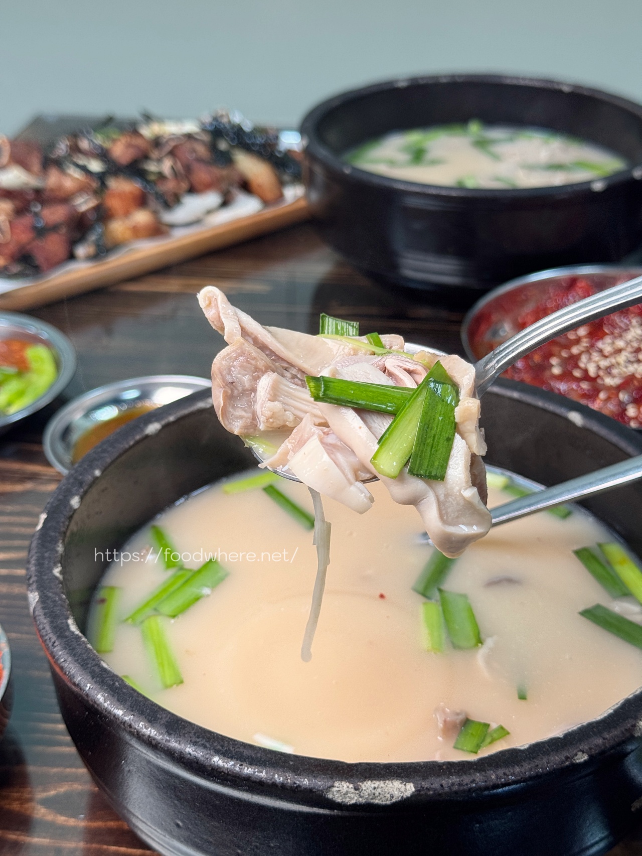 （2025最新菜單）高雄豬肉湯飯『小月 釜山豬肉湯飯』五福旗艦店！大骨湯泡飯、辣炒年糕、韓食小吃美食推薦 @高雄美食底對
