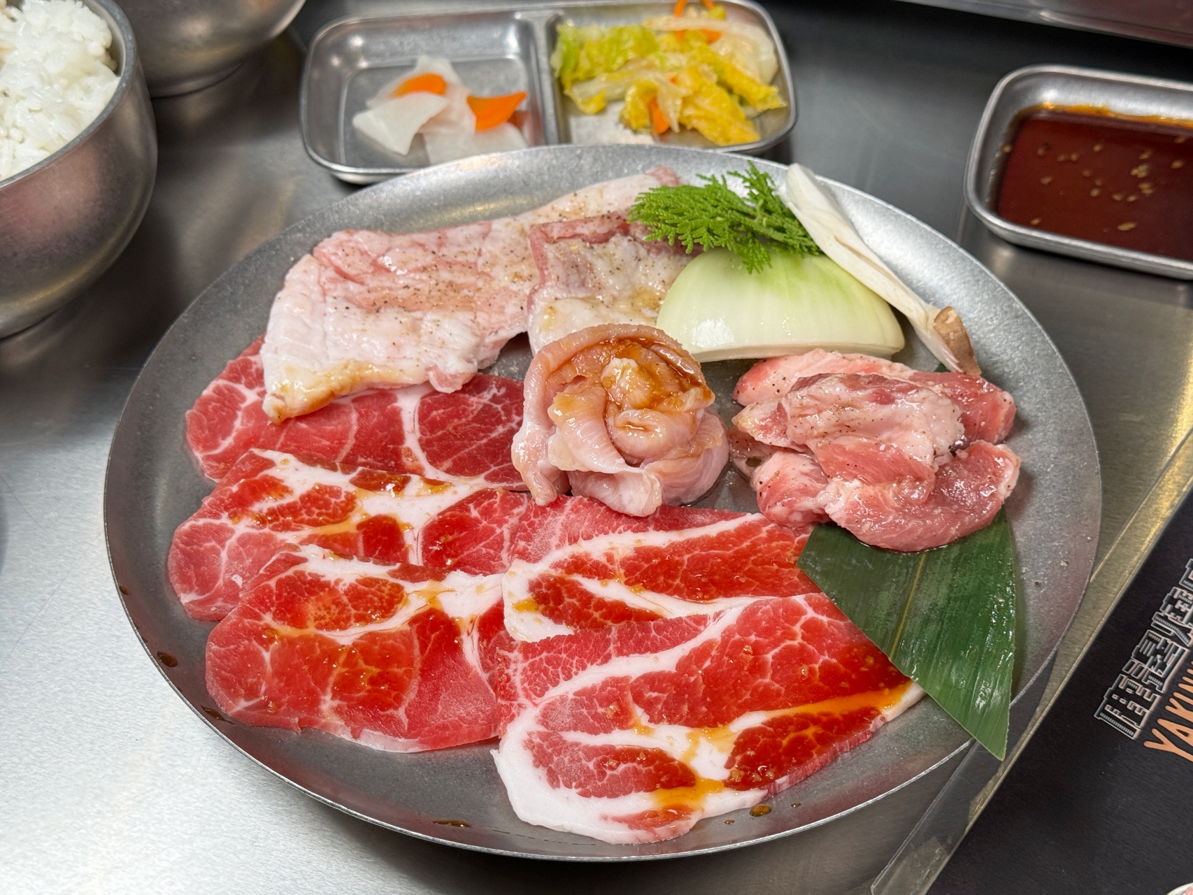 （附菜單）鹽埕區人氣單人燒肉插旗北高雄『鹿邊燒肉至聖店』和牛肉燥自助取用，內臟類平價選擇多樣 個人燒肉推薦 @高雄美食底對
