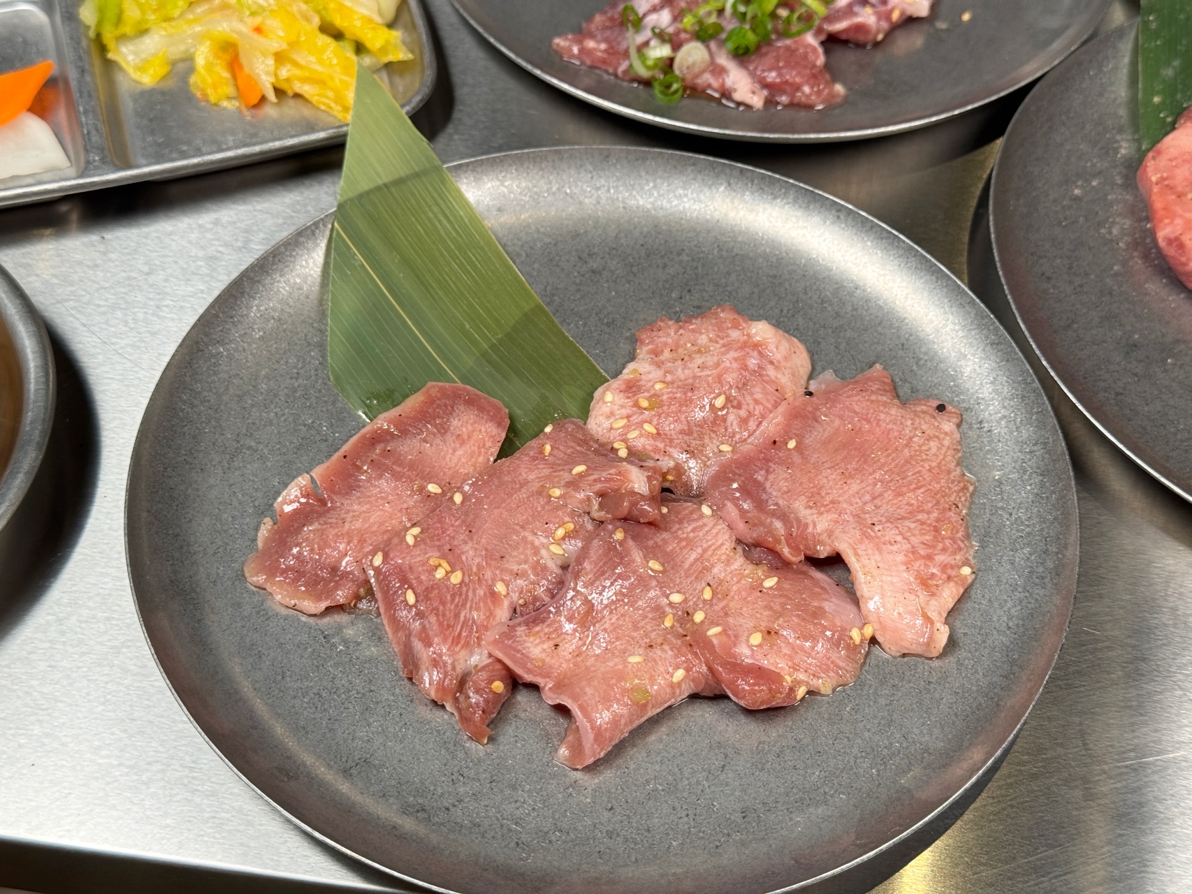 （附菜單）鹽埕區人氣單人燒肉插旗北高雄『鹿邊燒肉至聖店』和牛肉燥自助取用，內臟類平價選擇多樣 個人燒肉推薦 @高雄美食底對