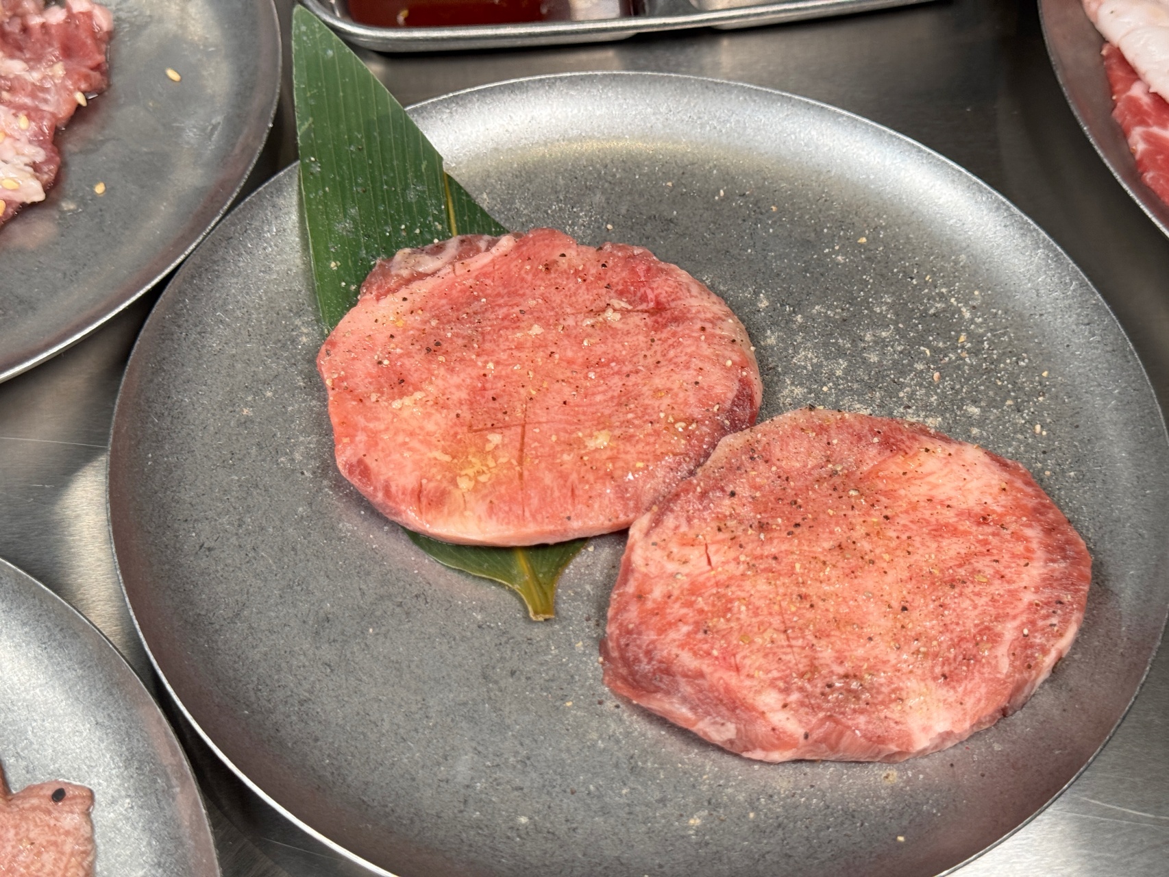 （附菜單）鹽埕區人氣單人燒肉插旗北高雄『鹿邊燒肉至聖店』和牛肉燥自助取用，內臟類平價選擇多樣 個人燒肉推薦 @高雄美食底對