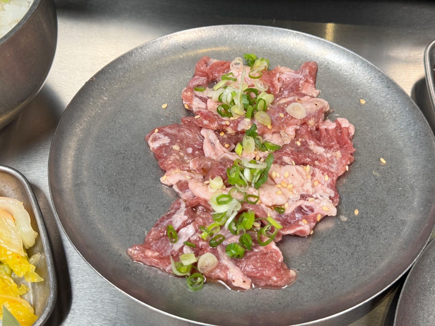 （附菜單）鹽埕區人氣單人燒肉插旗北高雄『鹿邊燒肉至聖店』和牛肉燥自助取用，內臟類平價選擇多樣 個人燒肉推薦 @高雄美食底對