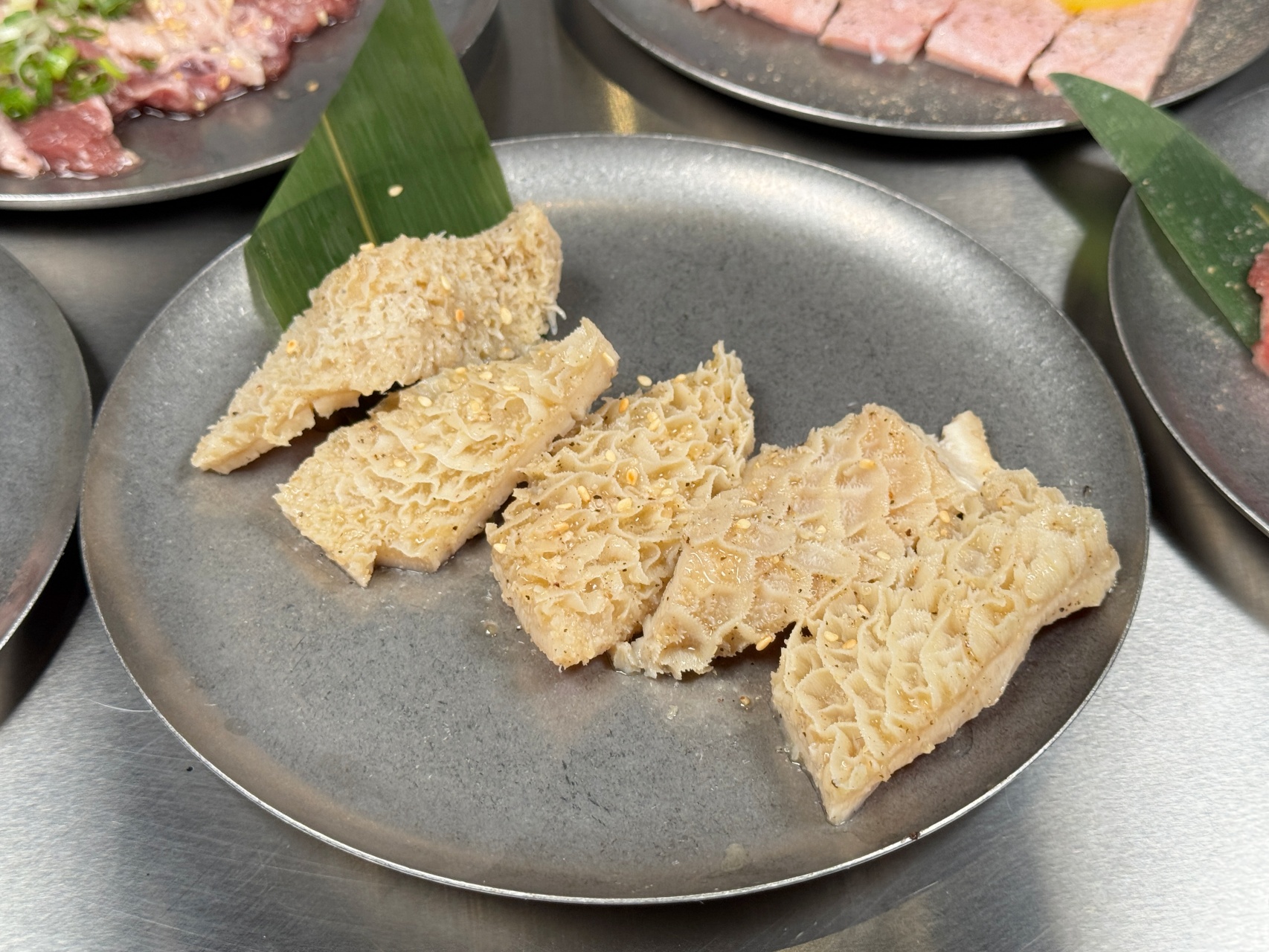 （附菜單）鹽埕區人氣單人燒肉插旗北高雄『鹿邊燒肉至聖店』和牛肉燥自助取用，內臟類平價選擇多樣 個人燒肉推薦 @高雄美食底對