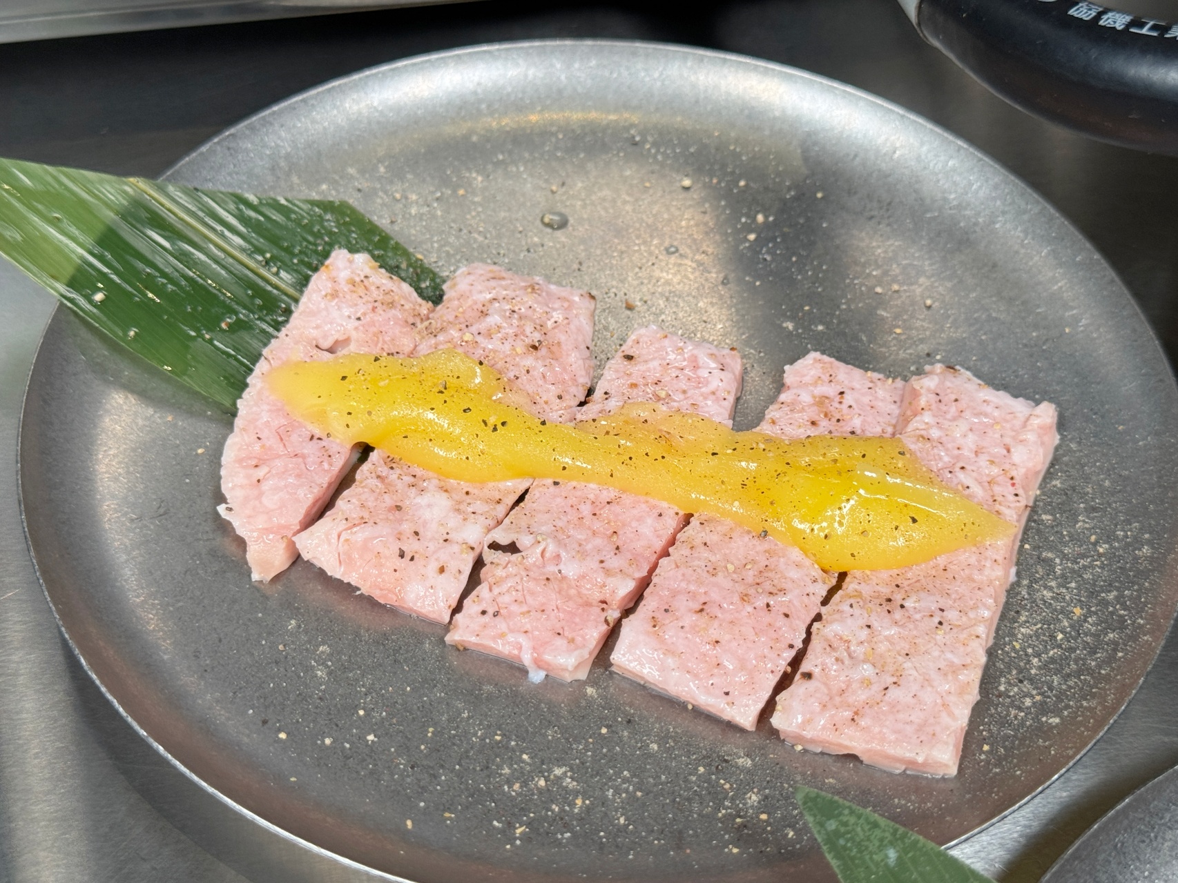 （附菜單）鹽埕區人氣單人燒肉插旗北高雄『鹿邊燒肉至聖店』和牛肉燥自助取用，內臟類平價選擇多樣 個人燒肉推薦 @高雄美食底對