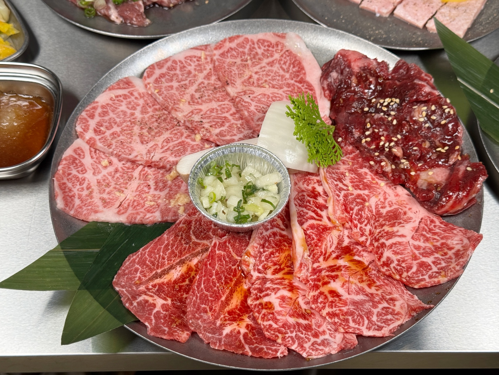 （附菜單）鹽埕區人氣單人燒肉插旗北高雄『鹿邊燒肉至聖店』和牛肉燥自助取用，內臟類平價選擇多樣 個人燒肉推薦 @高雄美食底對