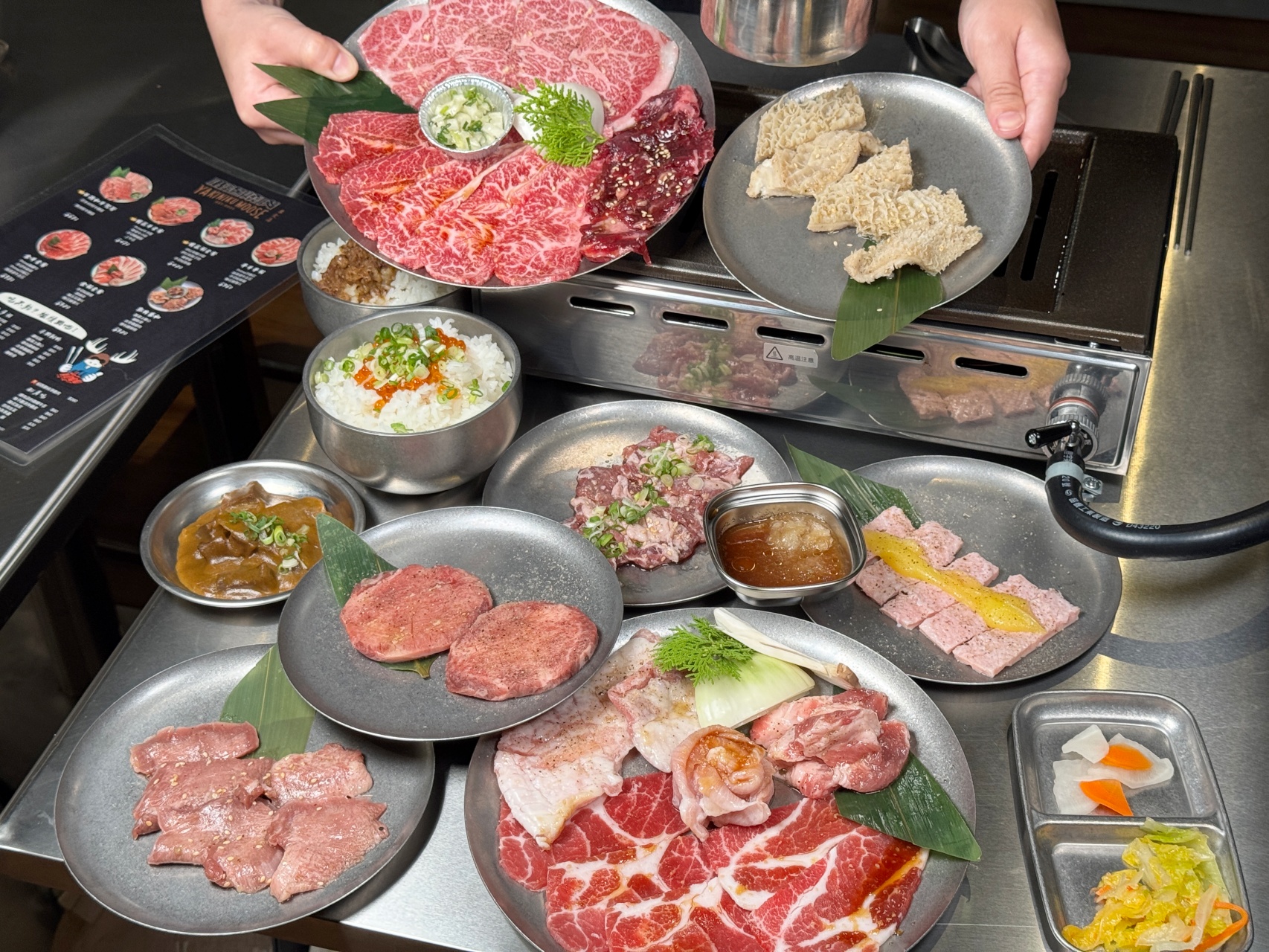 （附菜單）鹽埕區人氣單人燒肉插旗北高雄『鹿邊燒肉至聖店』和牛肉燥自助取用，內臟類平價選擇多樣 個人燒肉推薦 @高雄美食底對