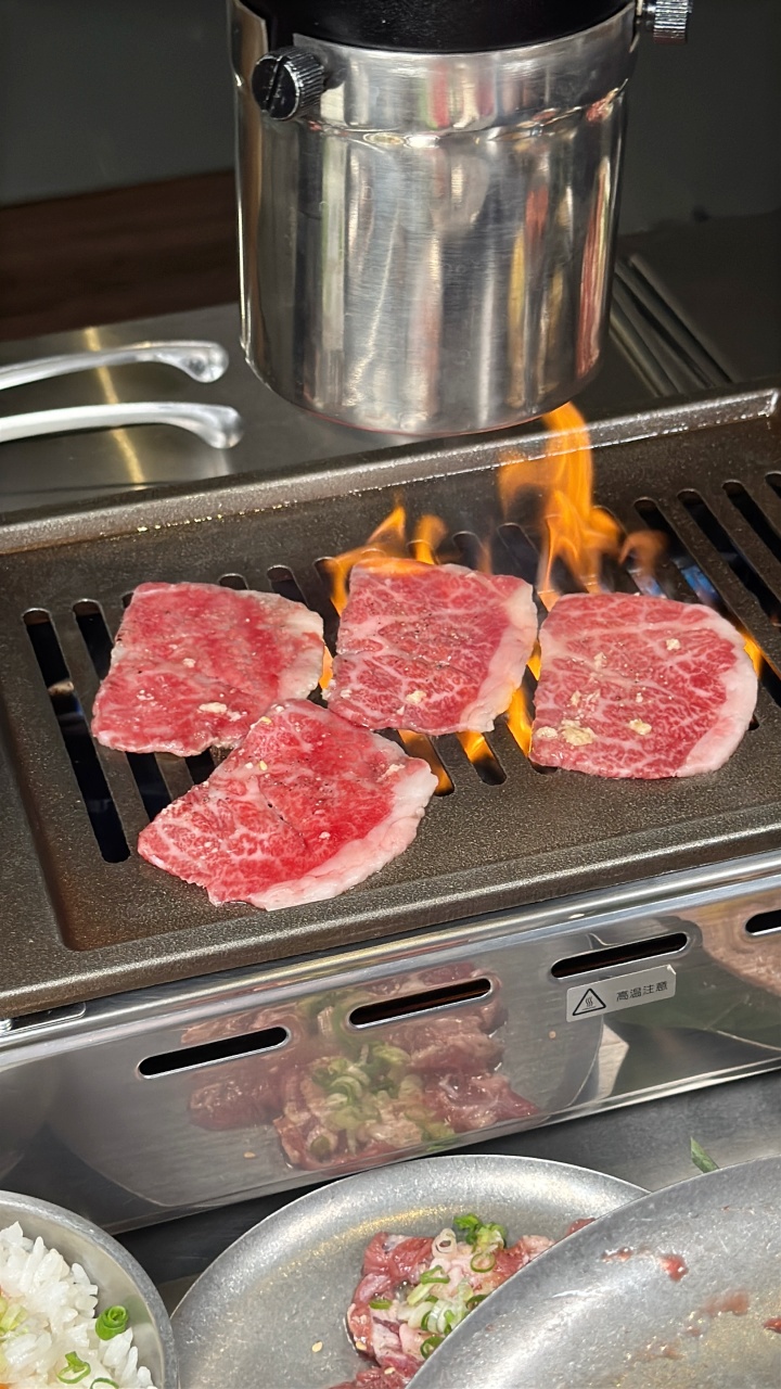 （附菜單）鹽埕區人氣單人燒肉插旗北高雄『鹿邊燒肉至聖店』和牛肉燥自助取用，內臟類平價選擇多樣 個人燒肉推薦 @高雄美食底對