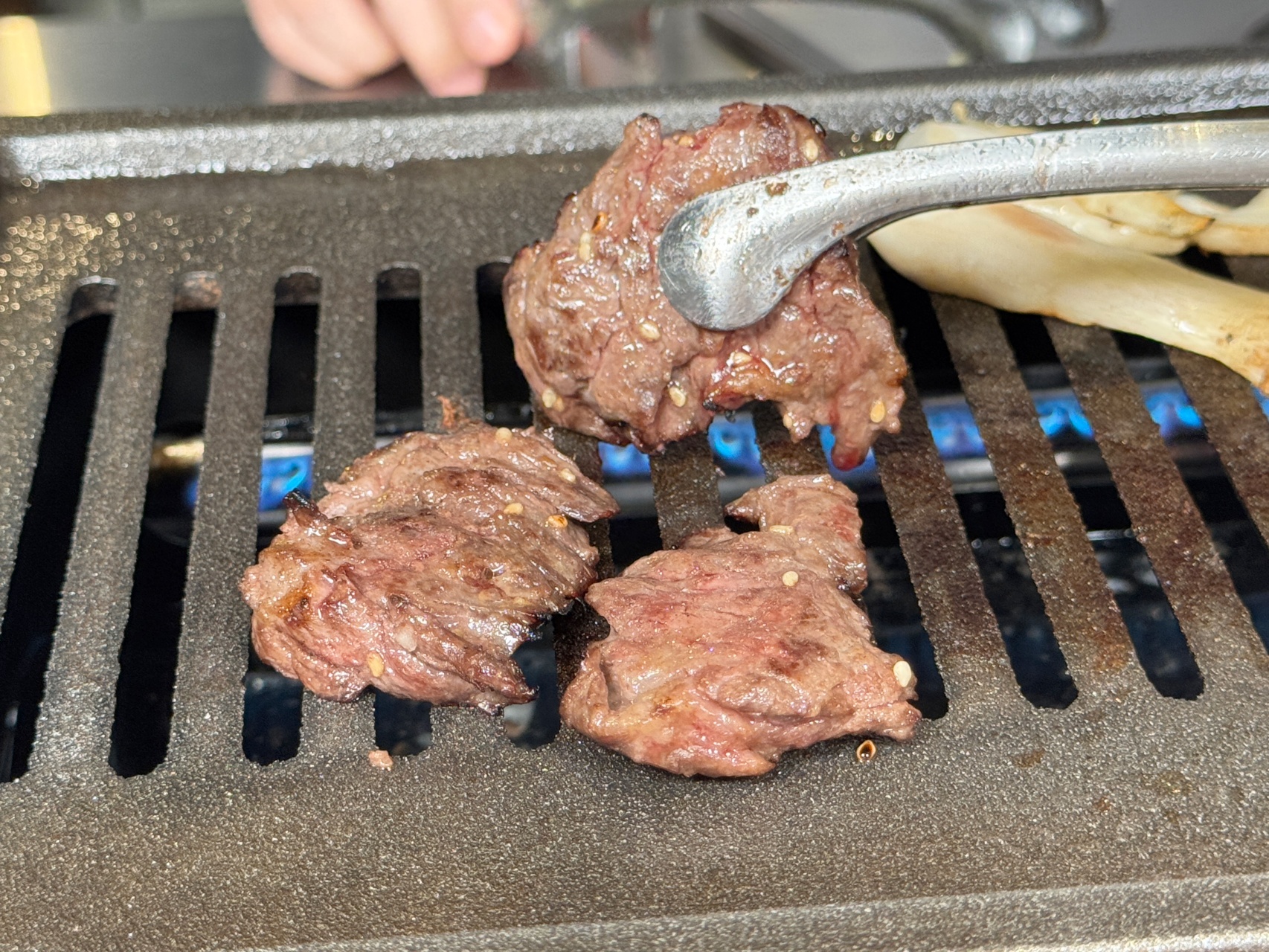 （附菜單）鹽埕區人氣單人燒肉插旗北高雄『鹿邊燒肉至聖店』和牛肉燥自助取用，內臟類平價選擇多樣 個人燒肉推薦 @高雄美食底對