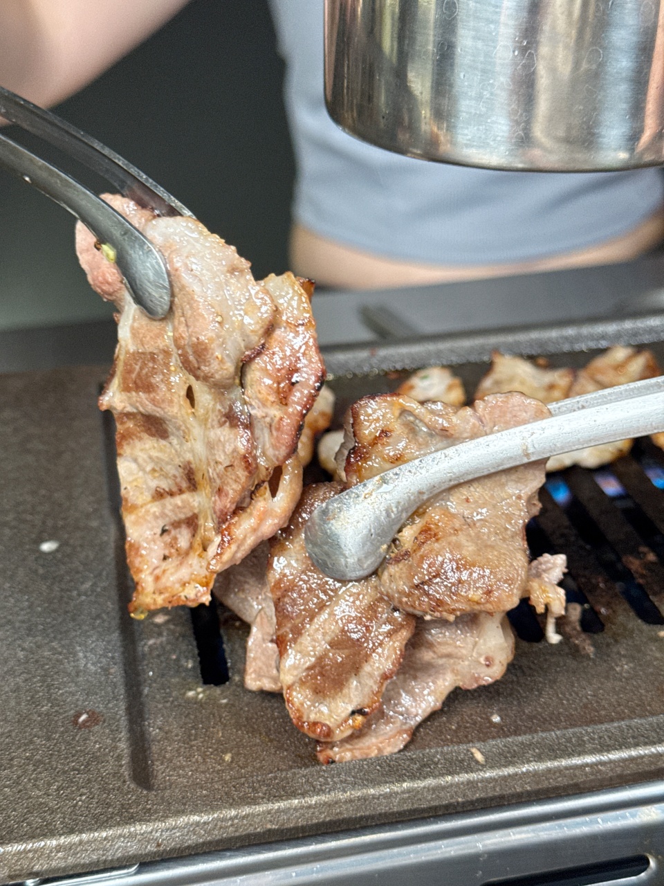 （附菜單）鹽埕區人氣單人燒肉插旗北高雄『鹿邊燒肉至聖店』和牛肉燥自助取用，內臟類平價選擇多樣 個人燒肉推薦 @高雄美食底對