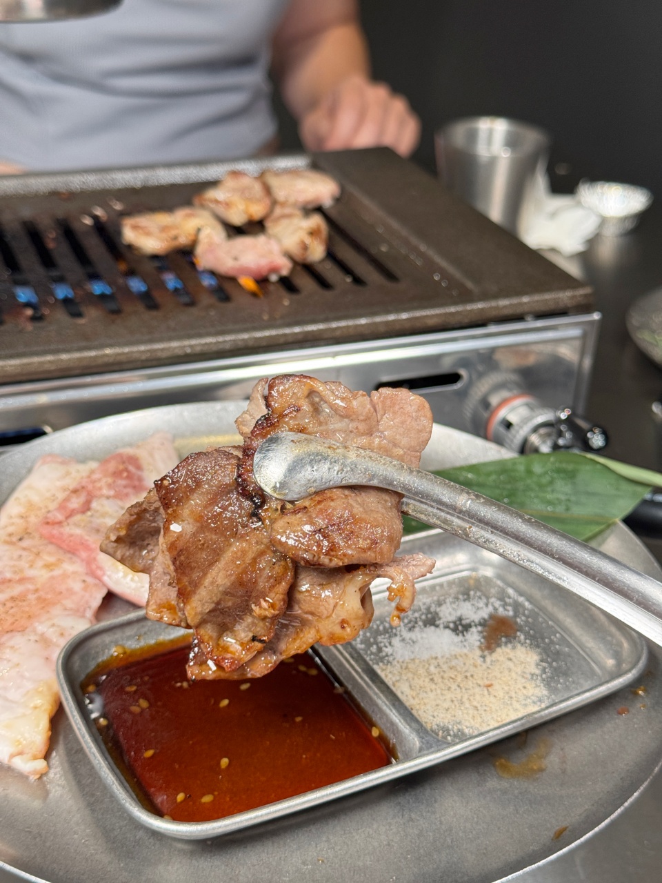 （附菜單）鹽埕區人氣單人燒肉插旗北高雄『鹿邊燒肉至聖店』和牛肉燥自助取用，內臟類平價選擇多樣 個人燒肉推薦 @高雄美食底對