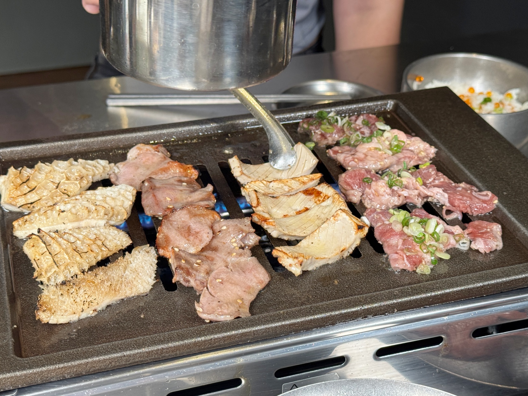 （附菜單）鹽埕區人氣單人燒肉插旗北高雄『鹿邊燒肉至聖店』和牛肉燥自助取用，內臟類平價選擇多樣 個人燒肉推薦 @高雄美食底對