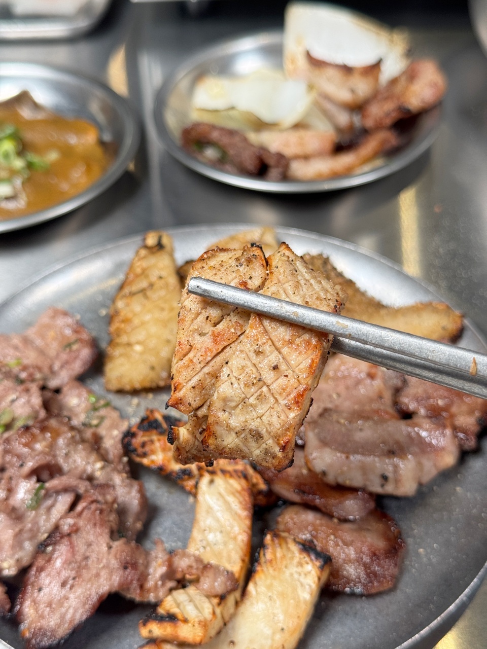 （附菜單）鹽埕區人氣單人燒肉插旗北高雄『鹿邊燒肉至聖店』和牛肉燥自助取用，內臟類平價選擇多樣 個人燒肉推薦 @高雄美食底對
