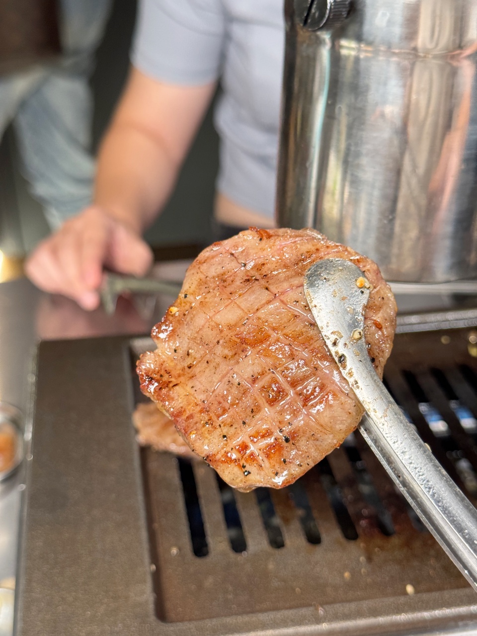 （附菜單）鹽埕區人氣單人燒肉插旗北高雄『鹿邊燒肉至聖店』和牛肉燥自助取用，內臟類平價選擇多樣 個人燒肉推薦 @高雄美食底對