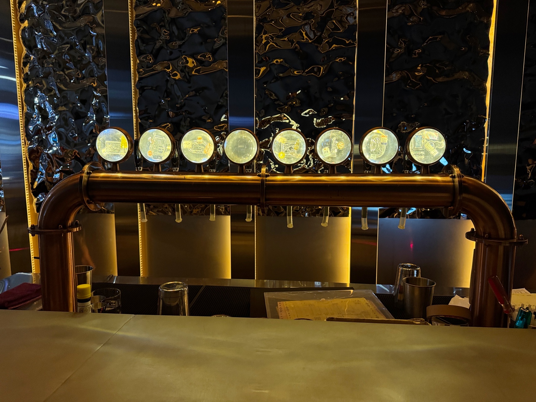 北高雄新開幕金屬精釀生啤餐酒館『鸚鵡螺富國店』必吃卡波娜娜義大利麵、奶油啤酒都超經典 @高雄美食底對