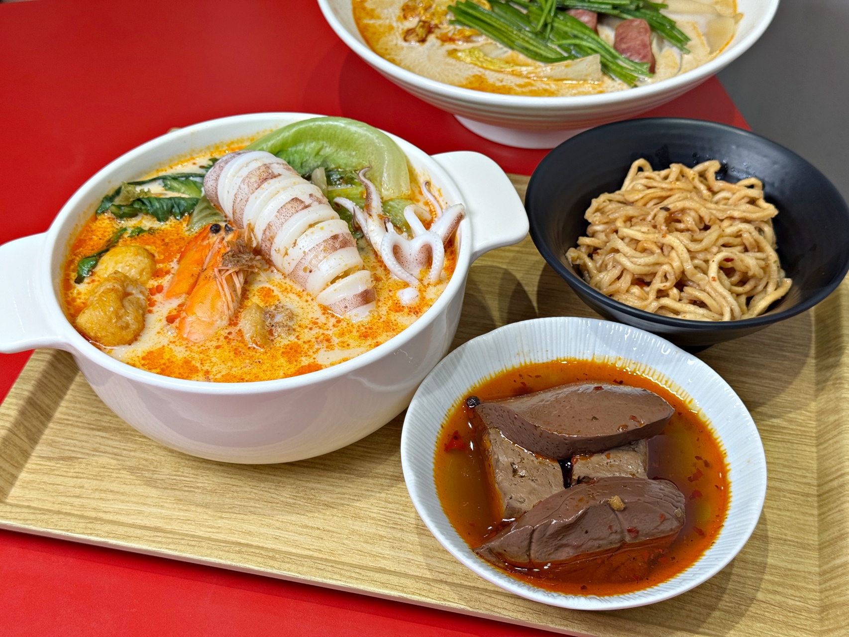 （有完整菜單）『8hot八hot麻辣燙』不一樣的麻辣燙！可香麻乾拌、麻辣湯、麻奶湯、叻沙湯選擇多 @高雄美食底對