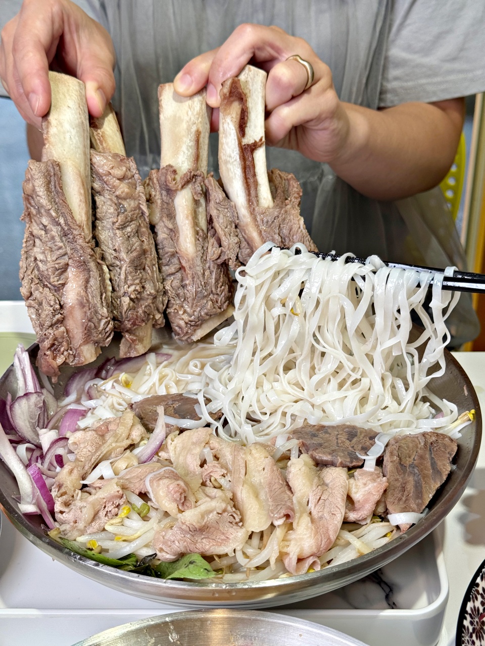 （有放菜單）又狂又霸氣和牛肋排湯粉『越龍門越南河粉』吃河粉吃出新高度！ @高雄美食底對