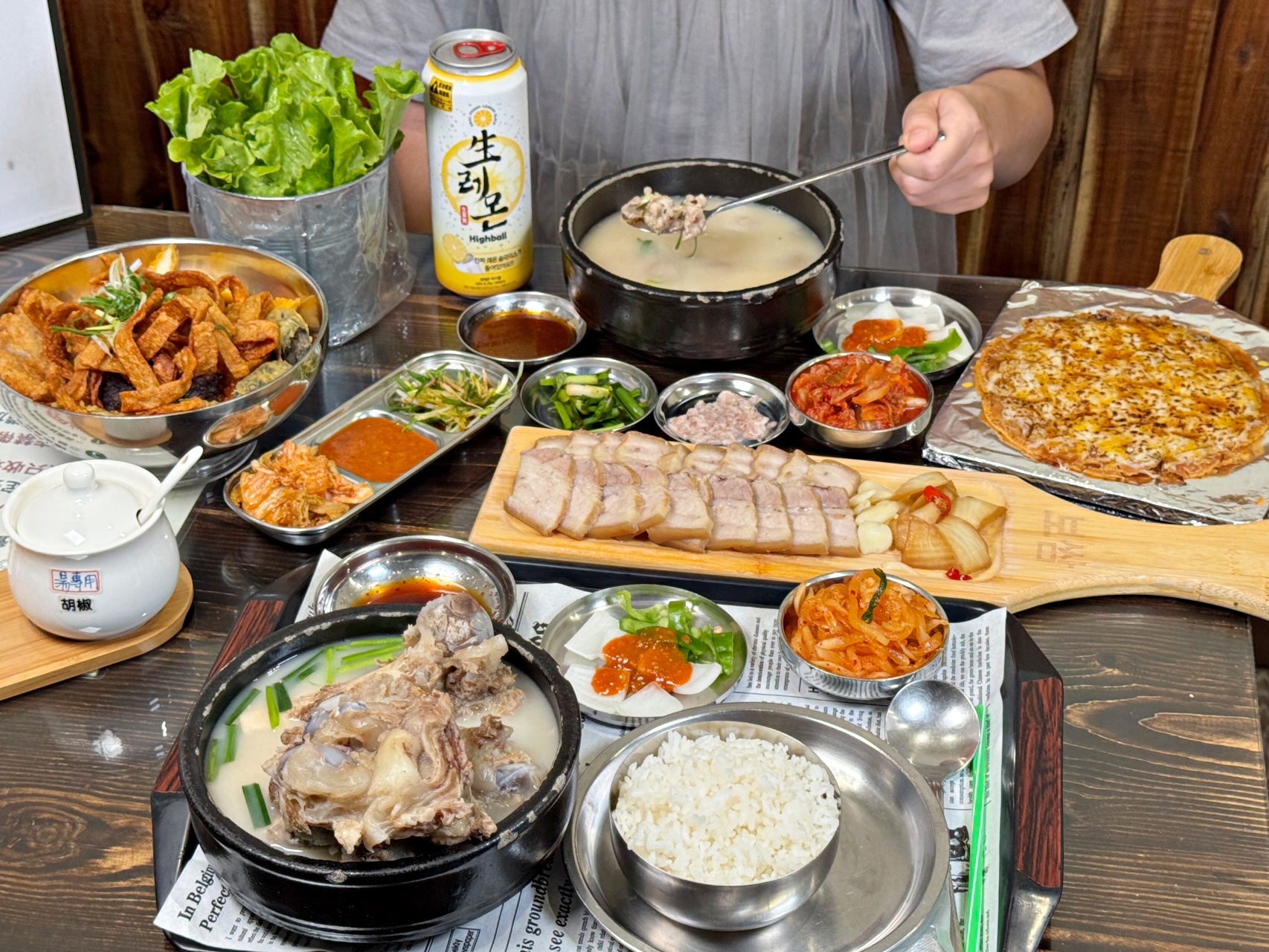 （有菜單）高雄豬肉湯飯『小月 釜山豬肉湯飯』大骨湯泡飯、辣炒年糕、韓食小吃美食推薦 @高雄美食底對